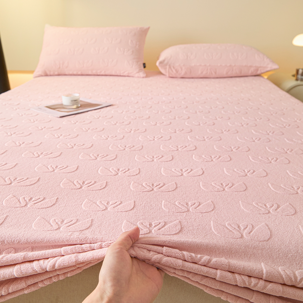 91家纺网 家纺一手货源 找家纺 佳汐蓝家纺 2025新款秋冬高克重牛奶绒雕花床笠三件套 天鹅湖畔（粉）