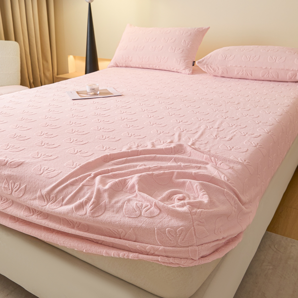 91家纺网 家纺一手货源 找家纺 佳汐蓝家纺 2025新款秋冬高克重牛奶绒雕花床笠三件套 天鹅湖畔（粉）