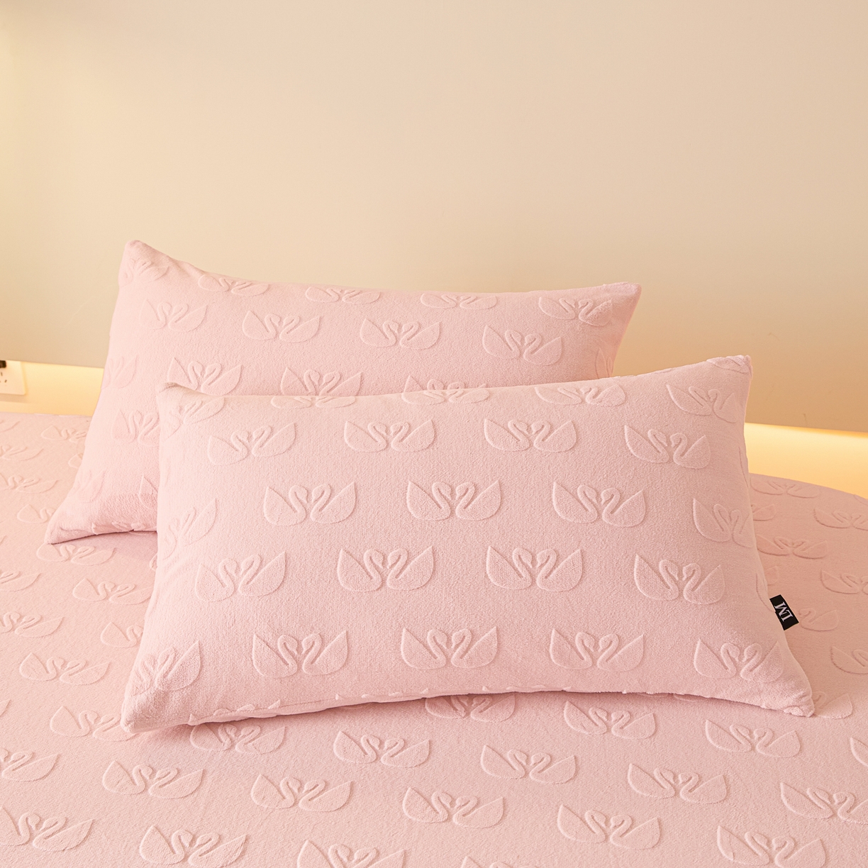 91家纺网 家纺一手货源 找家纺 佳汐蓝家纺 2025新款秋冬高克重牛奶绒雕花床笠三件套 天鹅湖畔（粉）