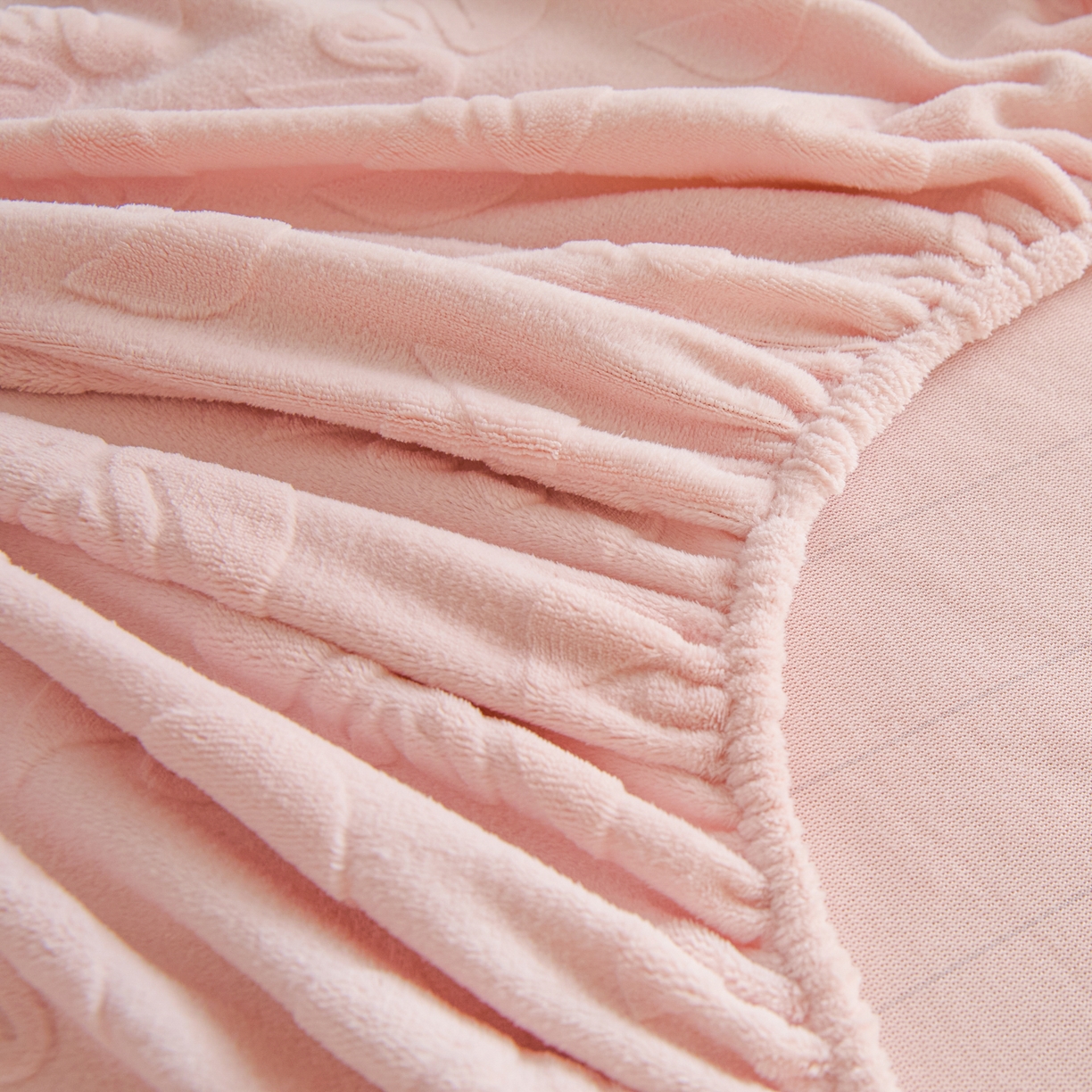 91家纺网 家纺一手货源 找家纺 佳汐蓝家纺 2025新款秋冬高克重牛奶绒雕花床笠三件套 天鹅湖畔（粉）