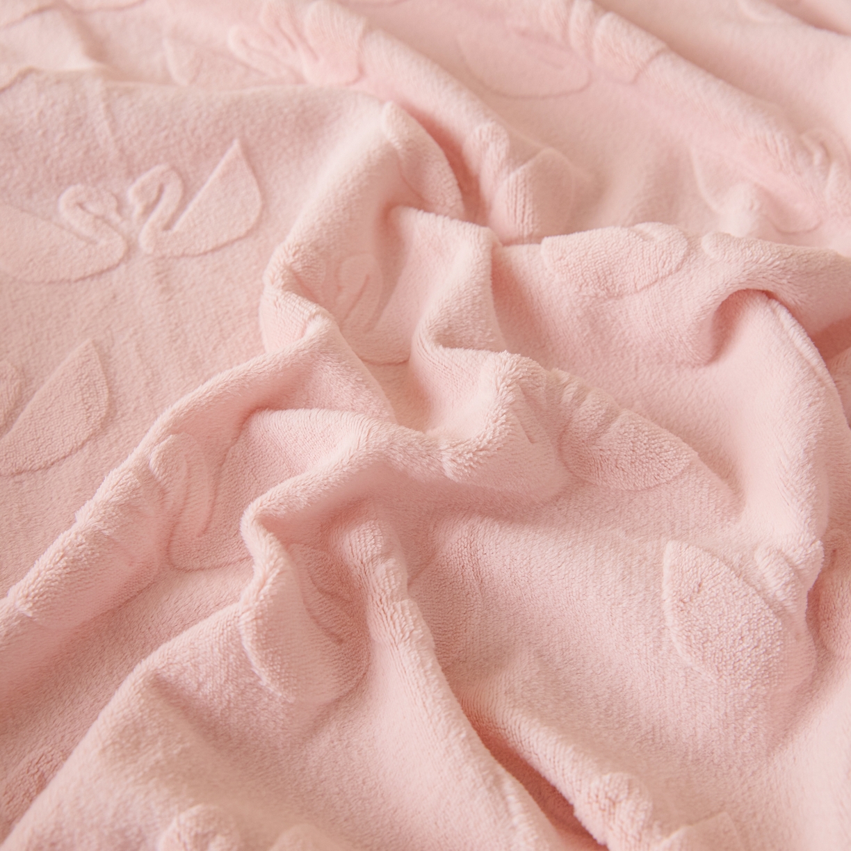 91家纺网 家纺一手货源 找家纺 佳汐蓝家纺 2025新款秋冬高克重牛奶绒雕花床笠三件套 天鹅湖畔（粉）