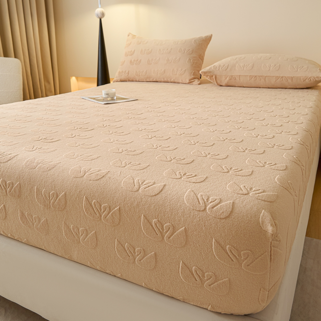 91家纺网 家纺一手货源 找家纺 佳汐蓝家纺 2025新款秋冬高克重牛奶绒雕花床笠三件套 天鹅湖畔（奶咖）