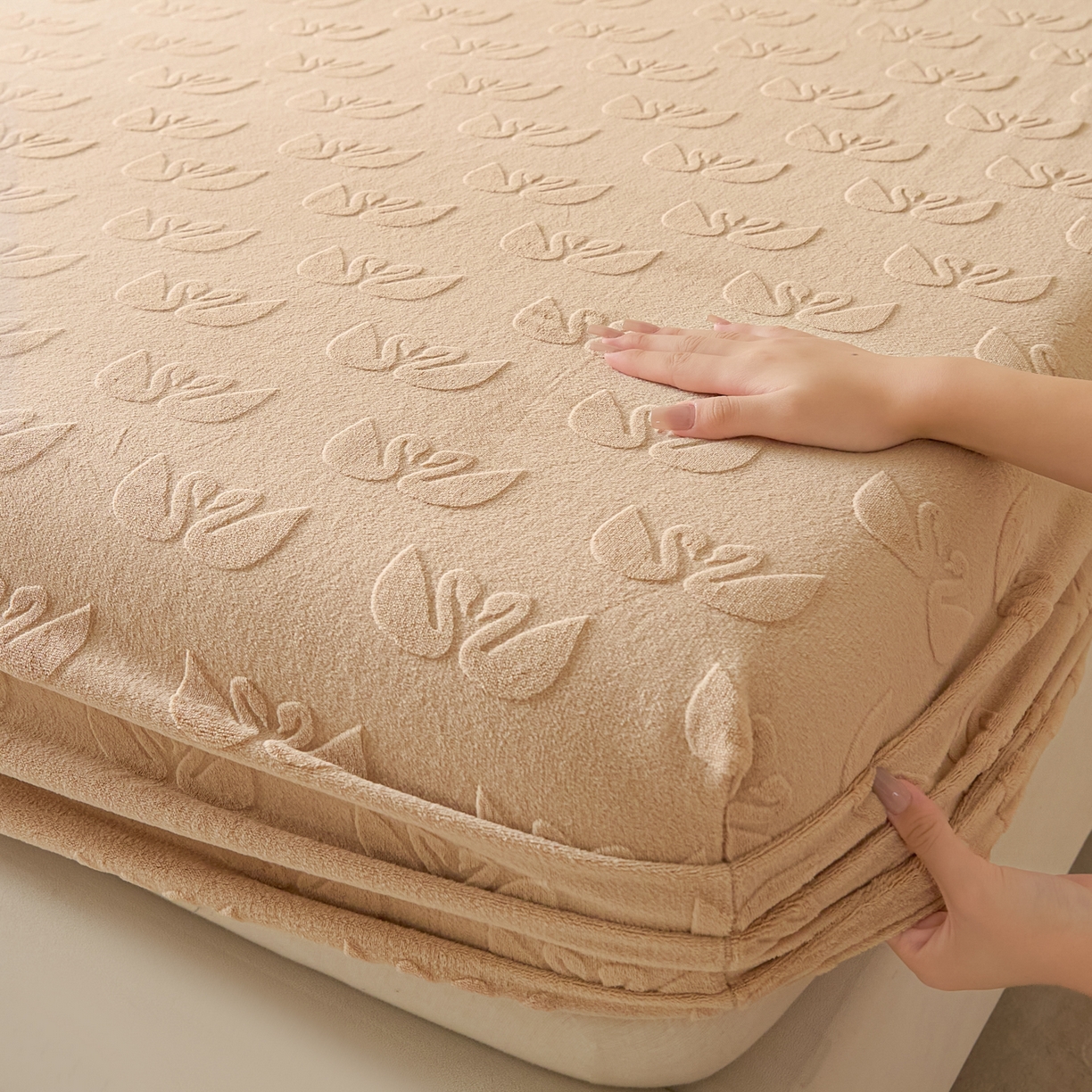 91家纺网 家纺一手货源 找家纺 佳汐蓝家纺 2025新款秋冬高克重牛奶绒雕花床笠三件套 天鹅湖畔（奶咖）