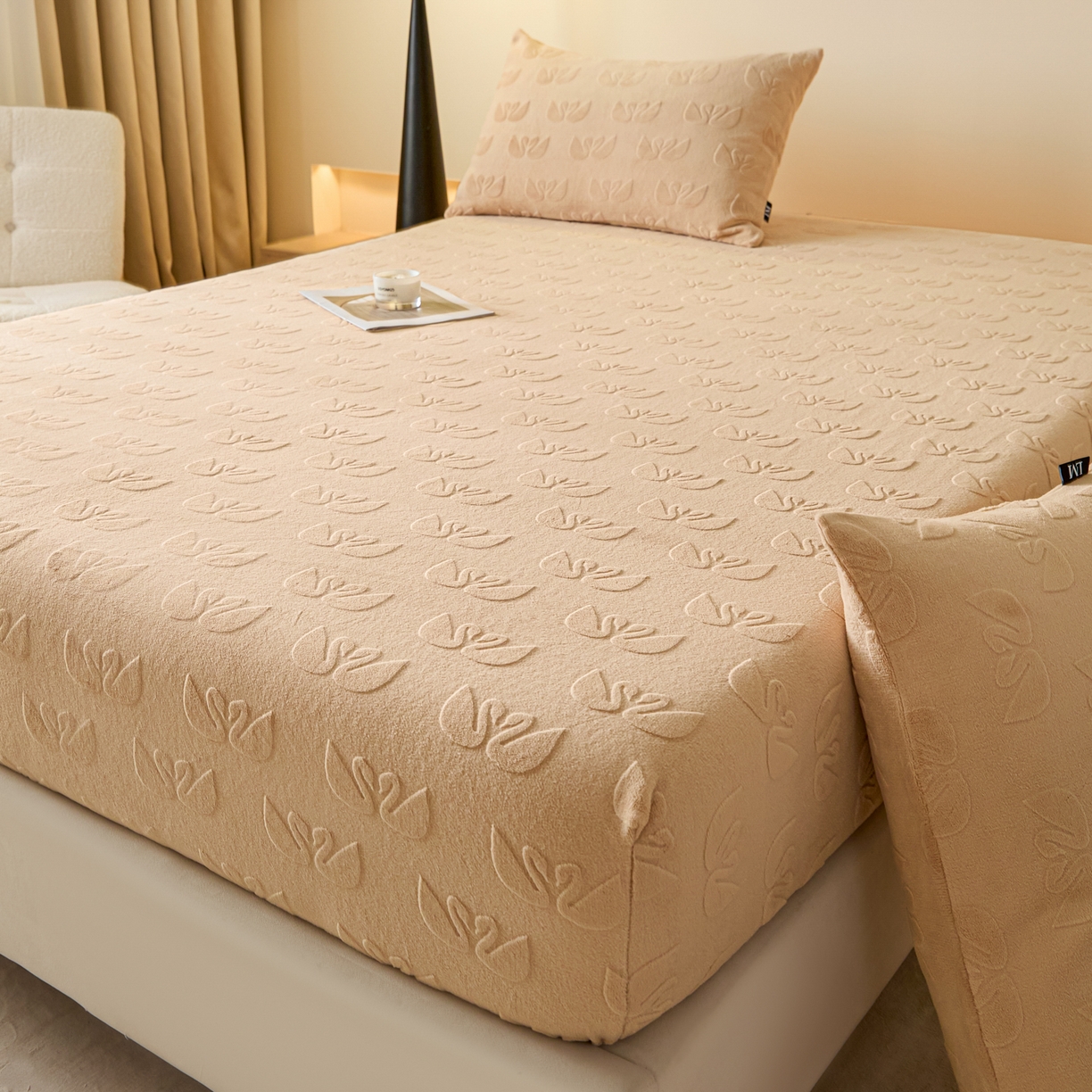 91家纺网 家纺一手货源 找家纺 佳汐蓝家纺 2025新款秋冬高克重牛奶绒雕花床笠三件套 天鹅湖畔（奶咖）