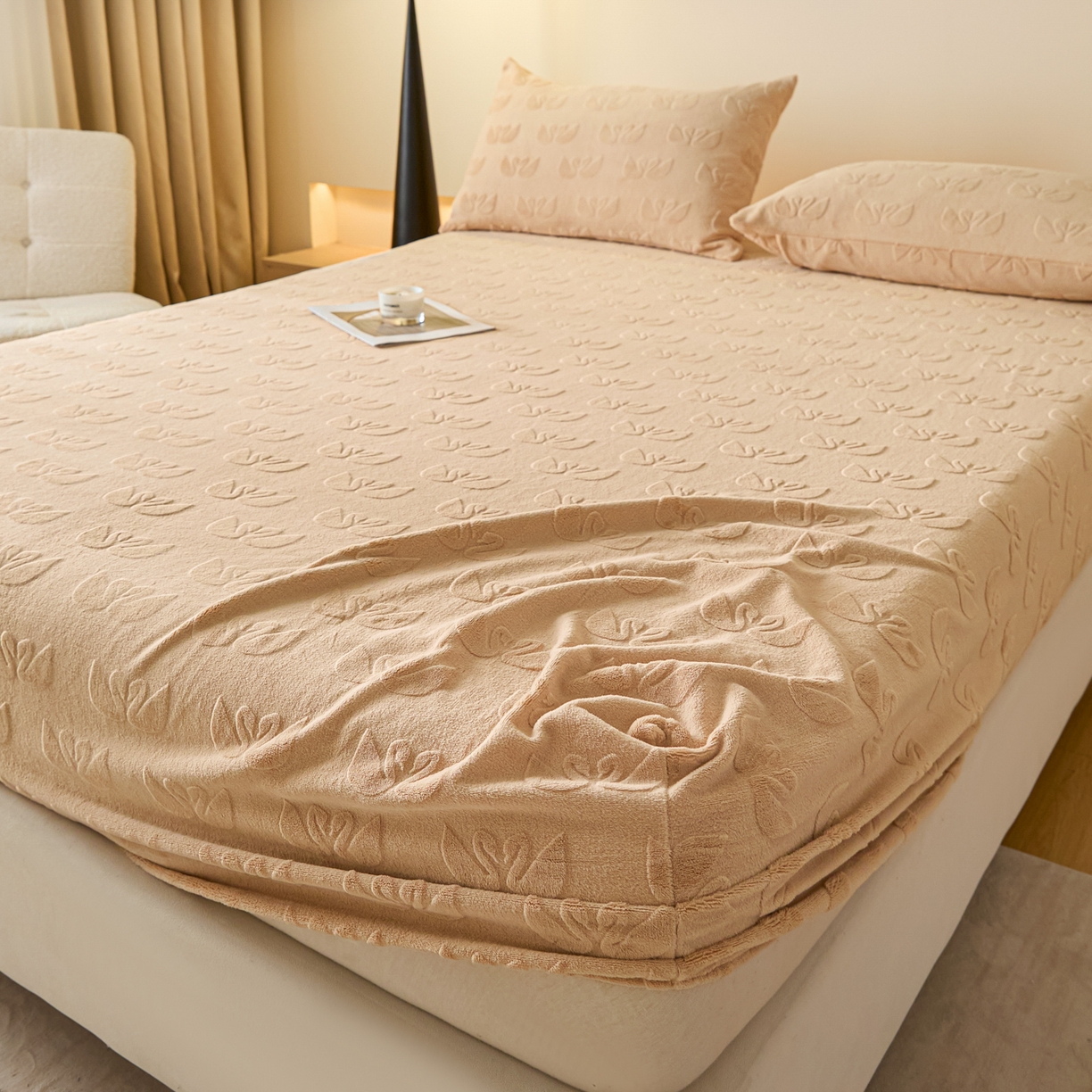 91家纺网 家纺一手货源 找家纺 佳汐蓝家纺 2025新款秋冬高克重牛奶绒雕花床笠三件套 天鹅湖畔（奶咖）