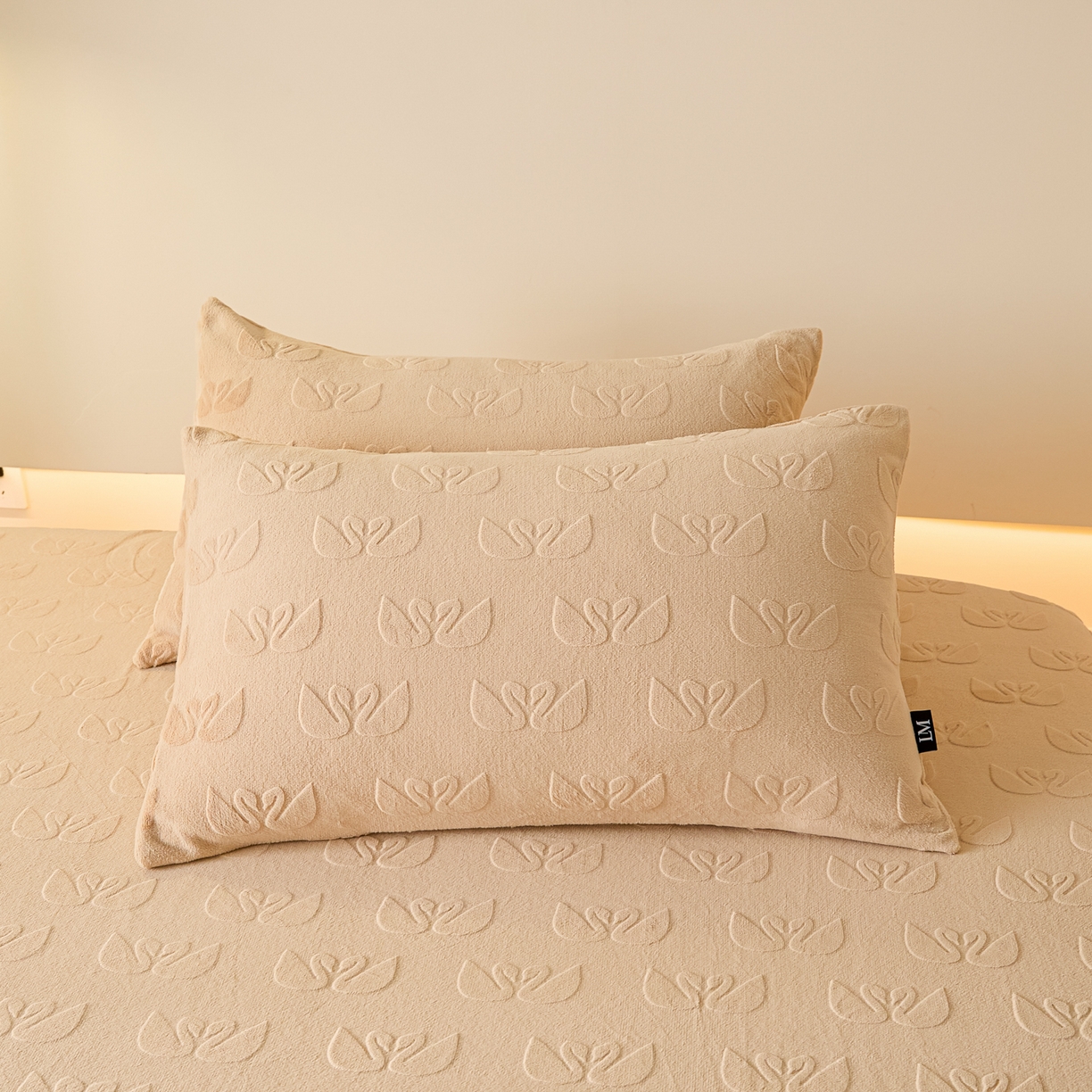 91家纺网 家纺一手货源 找家纺 佳汐蓝家纺 2025新款秋冬高克重牛奶绒雕花床笠三件套 天鹅湖畔（奶咖）