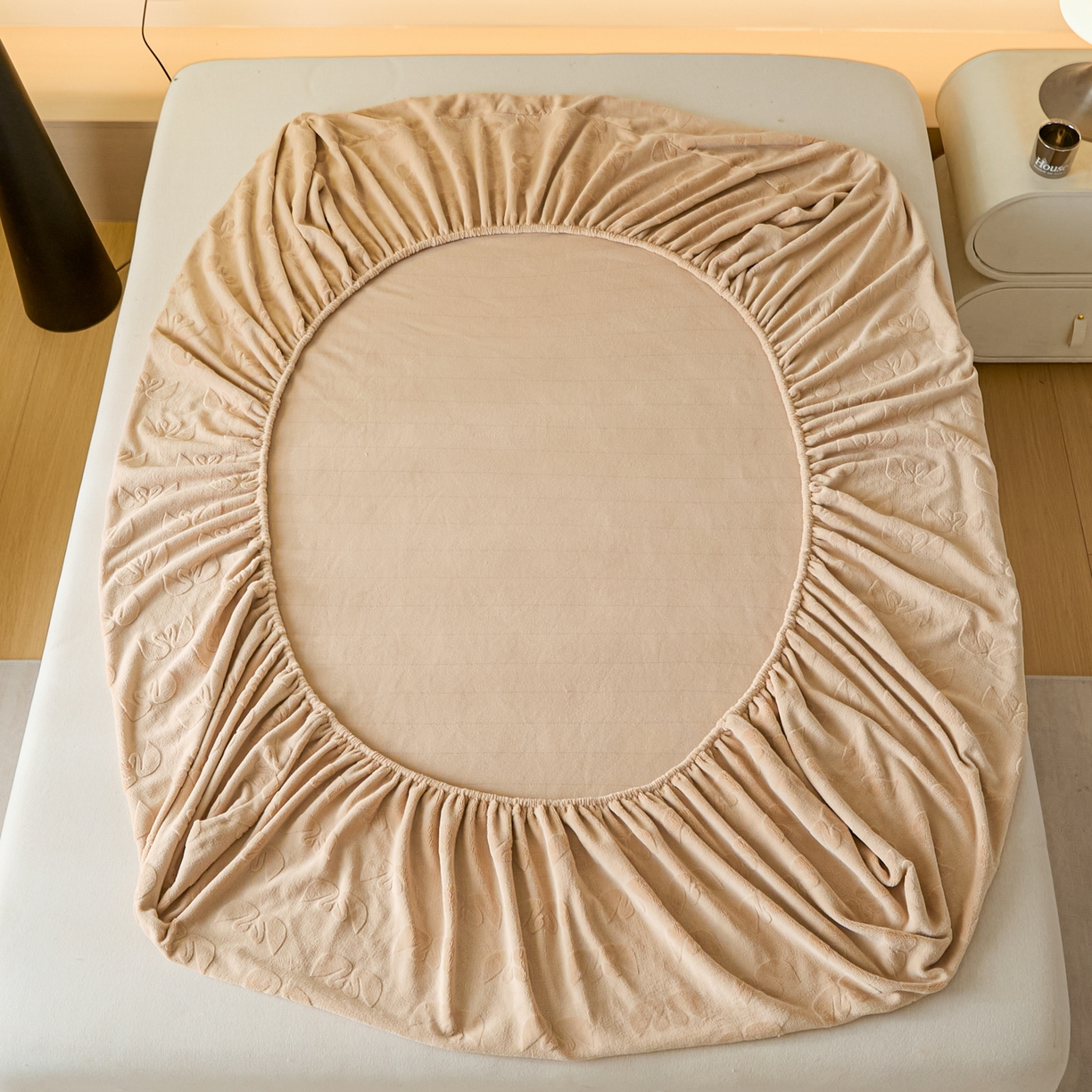 91家纺网 家纺一手货源 找家纺 佳汐蓝家纺 2025新款秋冬高克重牛奶绒雕花床笠三件套 天鹅湖畔（奶咖）