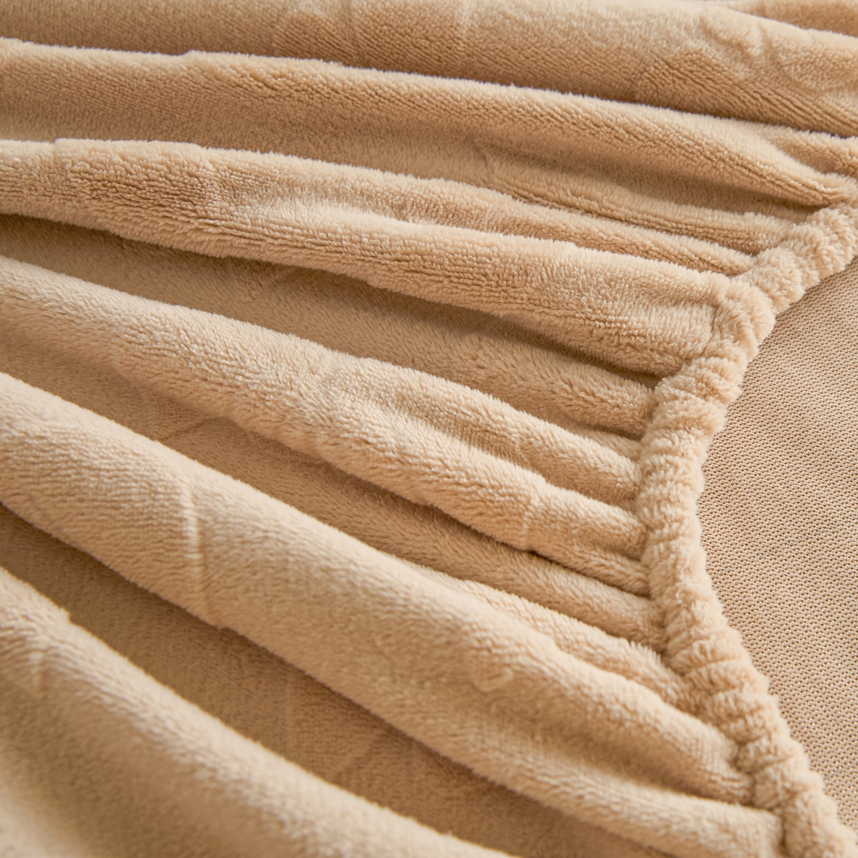 91家纺网 家纺一手货源 找家纺 佳汐蓝家纺 2025新款秋冬高克重牛奶绒雕花床笠三件套 天鹅湖畔（奶咖）