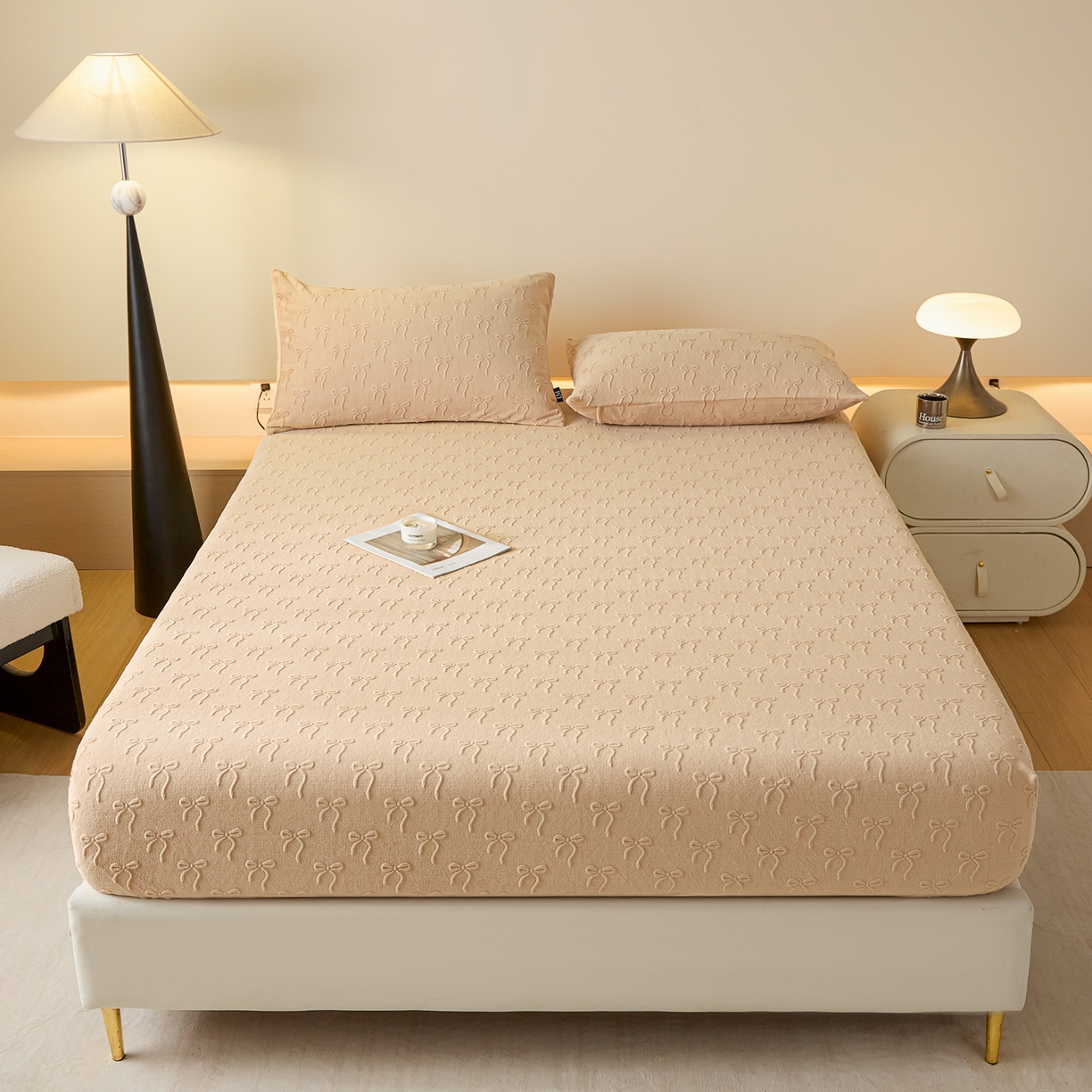 91家纺网 家纺一手货源 找家纺 佳汐蓝家纺 2025新款秋冬高克重牛奶绒雕花床笠三件套 星梦蝶结（奶咖）