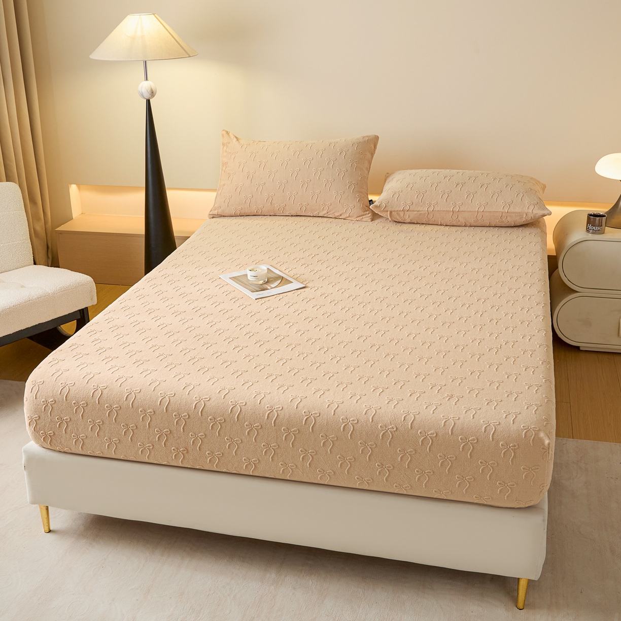 91家纺网 家纺一手货源 找家纺 佳汐蓝家纺 2025新款秋冬高克重牛奶绒雕花床笠三件套 星梦蝶结（奶咖）