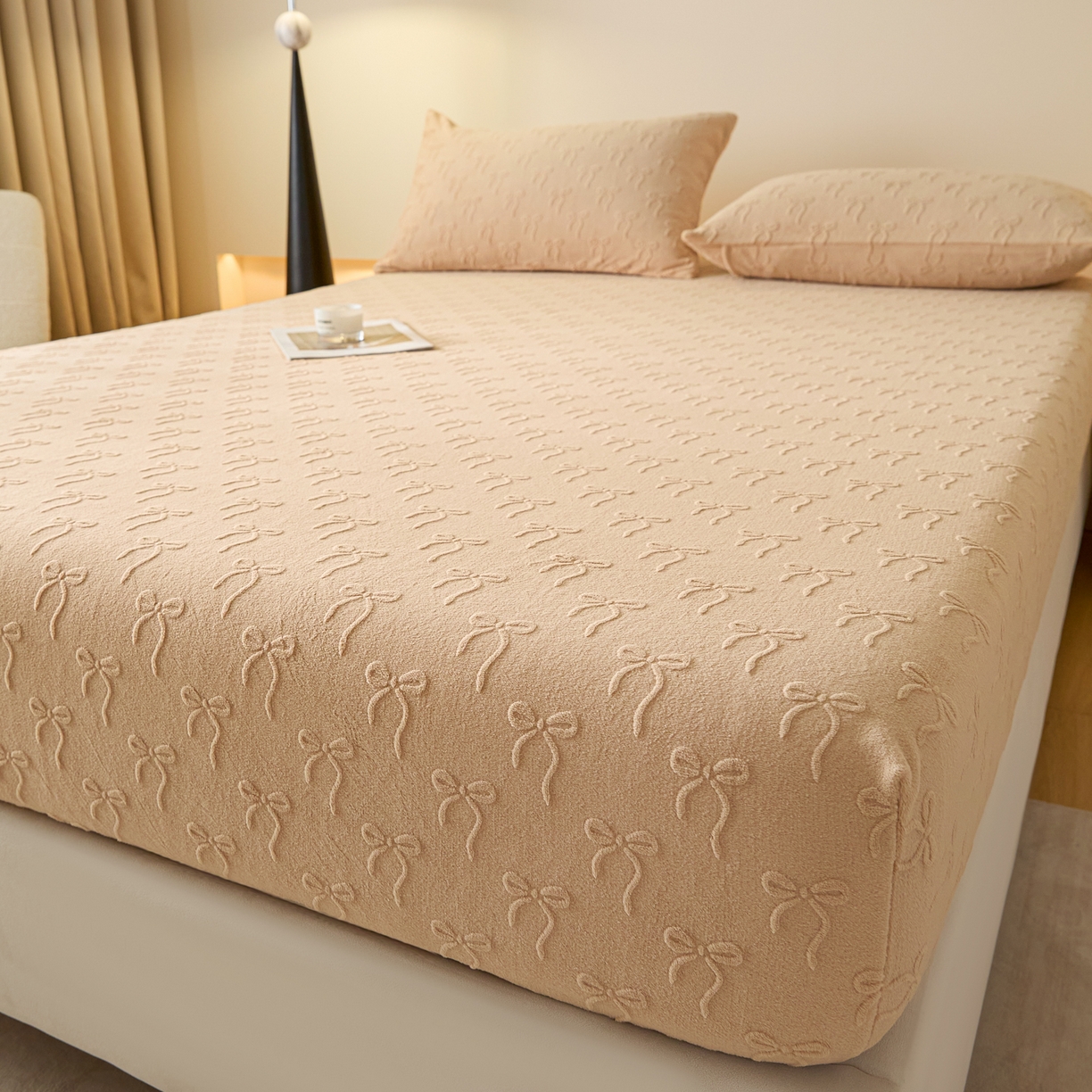 91家纺网 家纺一手货源 找家纺 佳汐蓝家纺 2025新款秋冬高克重牛奶绒雕花床笠三件套 星梦蝶结（奶咖）