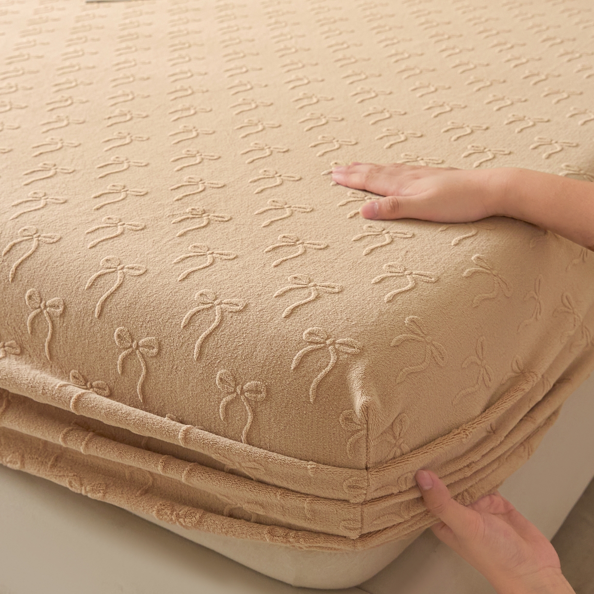 91家纺网 家纺一手货源 找家纺 佳汐蓝家纺 2025新款秋冬高克重牛奶绒雕花床笠三件套 星梦蝶结（奶咖）