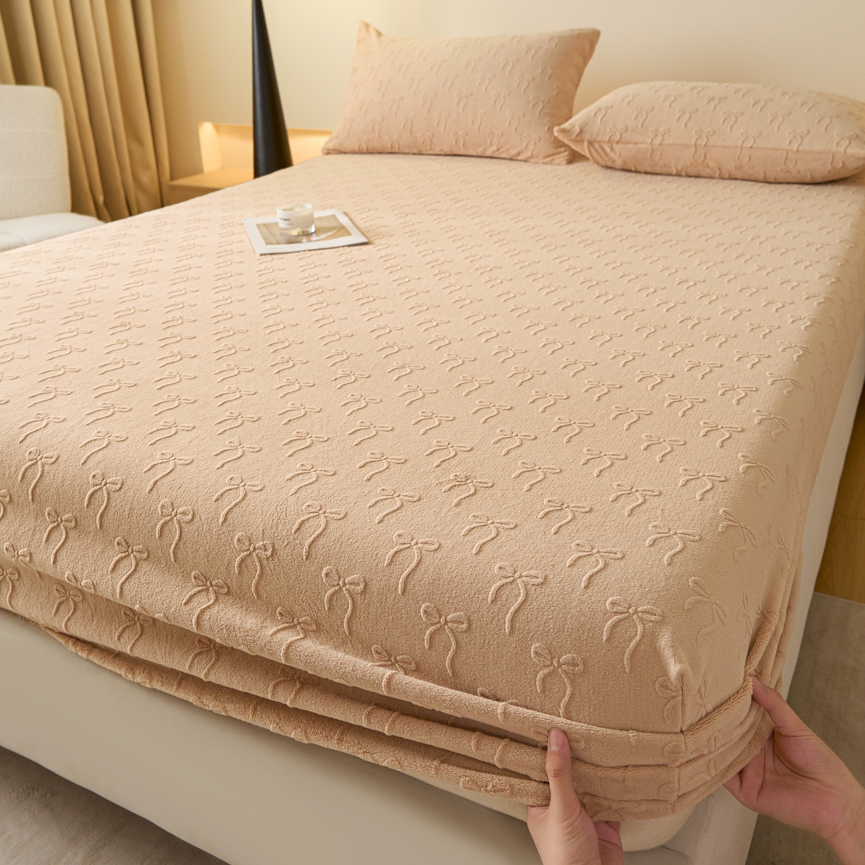 91家纺网 家纺一手货源 找家纺 佳汐蓝家纺 2025新款秋冬高克重牛奶绒雕花床笠三件套 星梦蝶结（奶咖）