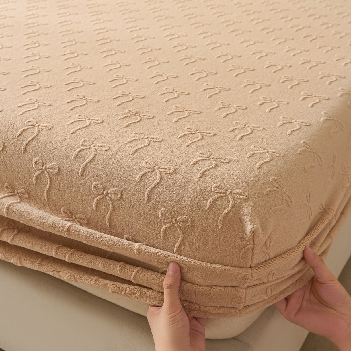 91家纺网 家纺一手货源 找家纺 佳汐蓝家纺 2025新款秋冬高克重牛奶绒雕花床笠三件套 星梦蝶结（奶咖）