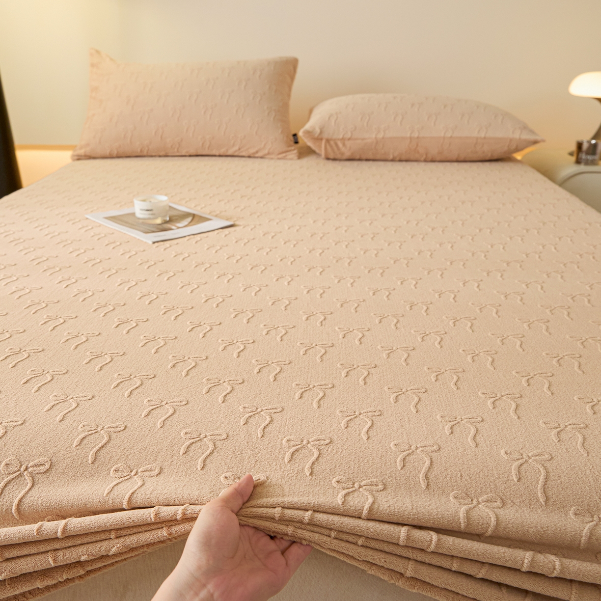 91家纺网 家纺一手货源 找家纺 佳汐蓝家纺 2025新款秋冬高克重牛奶绒雕花床笠三件套 星梦蝶结（奶咖）