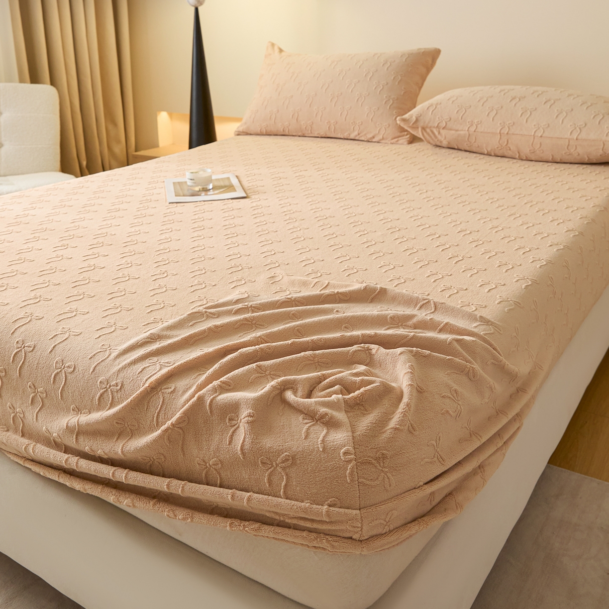 91家纺网 家纺一手货源 找家纺 佳汐蓝家纺 2025新款秋冬高克重牛奶绒雕花床笠三件套 星梦蝶结（奶咖）