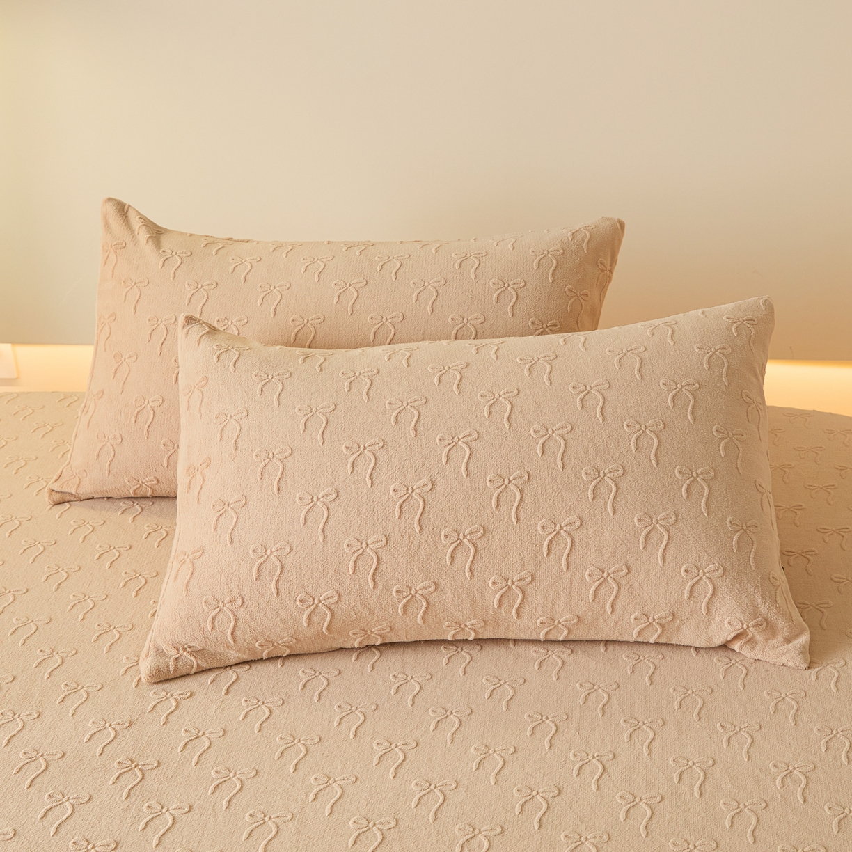 91家纺网 家纺一手货源 找家纺 佳汐蓝家纺 2025新款秋冬高克重牛奶绒雕花床笠三件套 星梦蝶结（奶咖）