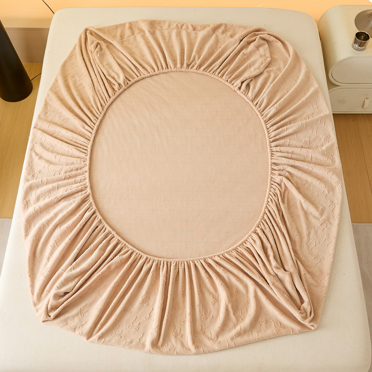 91家纺网 家纺一手货源 找家纺 佳汐蓝家纺 2025新款秋冬高克重牛奶绒雕花床笠三件套 星梦蝶结（奶咖）