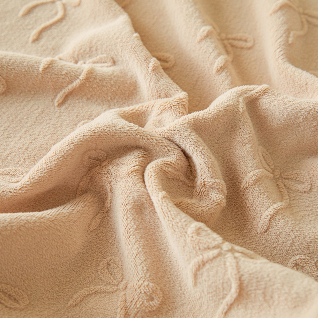 91家纺网 家纺一手货源 找家纺 佳汐蓝家纺 2025新款秋冬高克重牛奶绒雕花床笠三件套 星梦蝶结（奶咖）