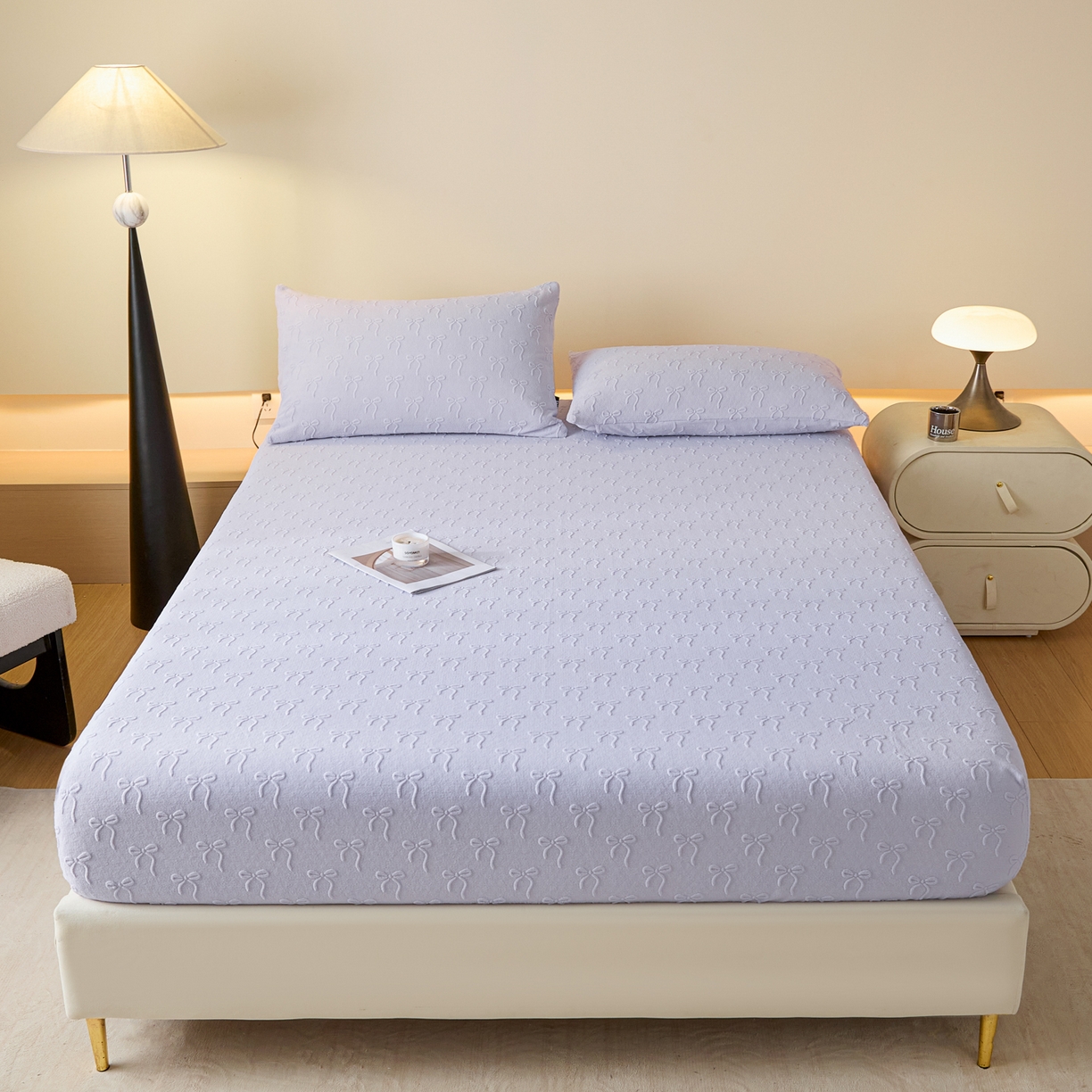 91家纺网 家纺一手货源 找家纺 佳汐蓝家纺 2025新款秋冬高克重牛奶绒雕花床笠三件套 星梦蝶结（紫）