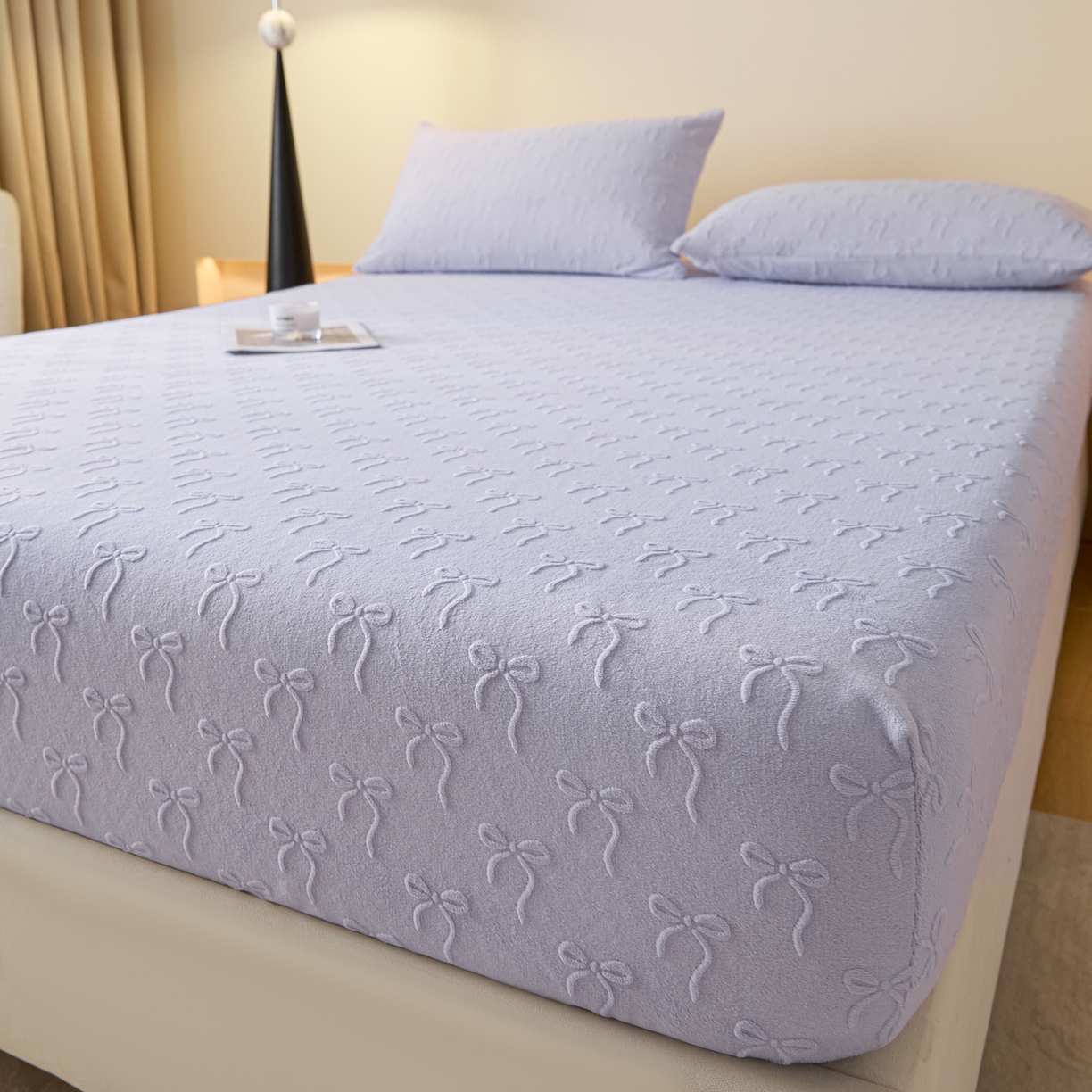 91家纺网 家纺一手货源 找家纺 佳汐蓝家纺 2025新款秋冬高克重牛奶绒雕花床笠三件套 星梦蝶结（紫）