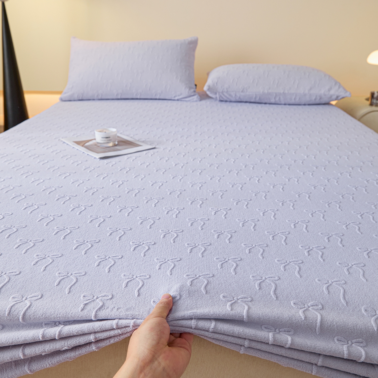 91家纺网 家纺一手货源 找家纺 佳汐蓝家纺 2025新款秋冬高克重牛奶绒雕花床笠三件套 星梦蝶结（紫）