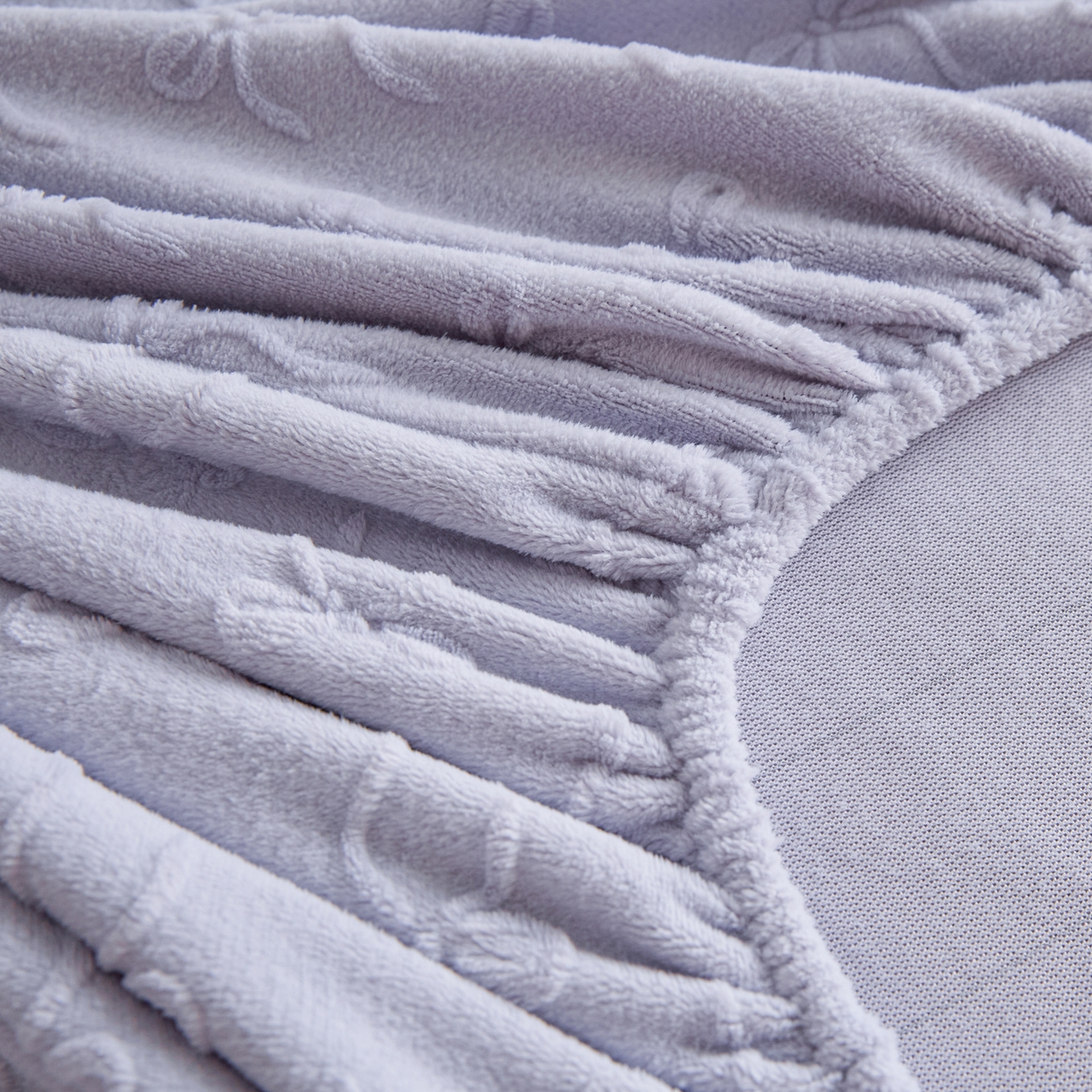 91家纺网 家纺一手货源 找家纺 佳汐蓝家纺 2025新款秋冬高克重牛奶绒雕花床笠三件套 星梦蝶结（紫）