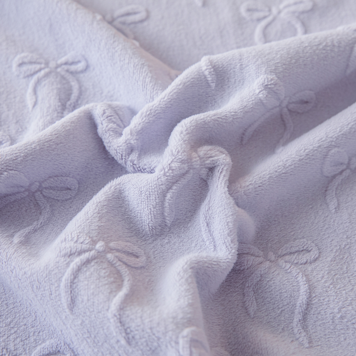 91家纺网 家纺一手货源 找家纺 佳汐蓝家纺 2025新款秋冬高克重牛奶绒雕花床笠三件套 星梦蝶结（紫）