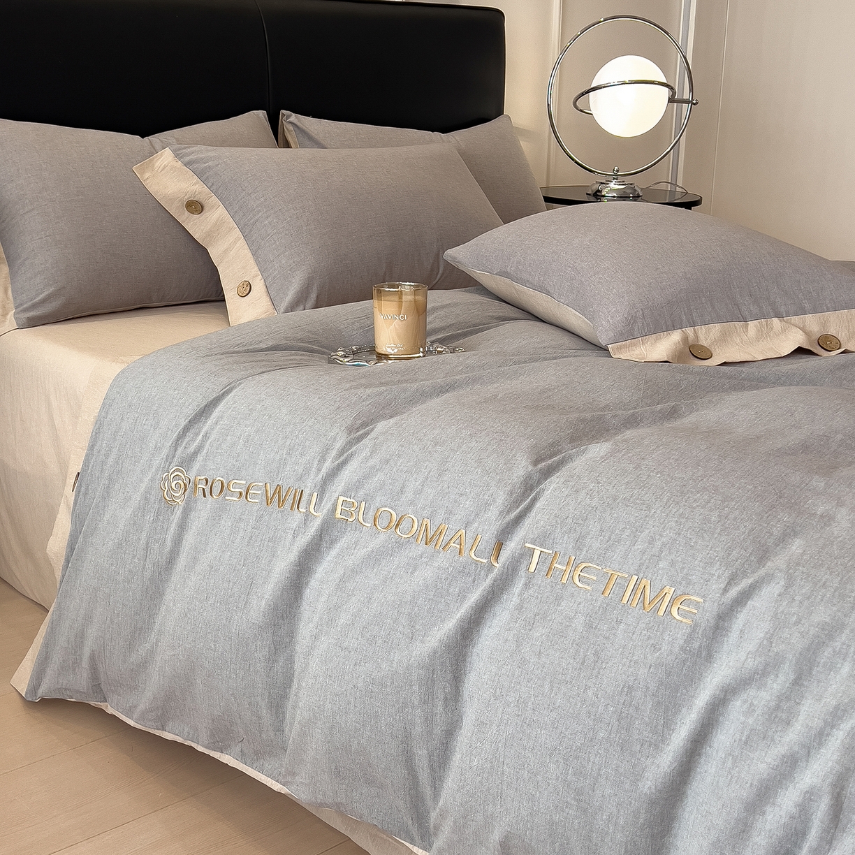 91家纺网 家纺一手货源 找家纺 芃成家纺 2025新款A类全棉色织水洗棉纽扣绣花四件套 纽扣款-浅灰拼卡其