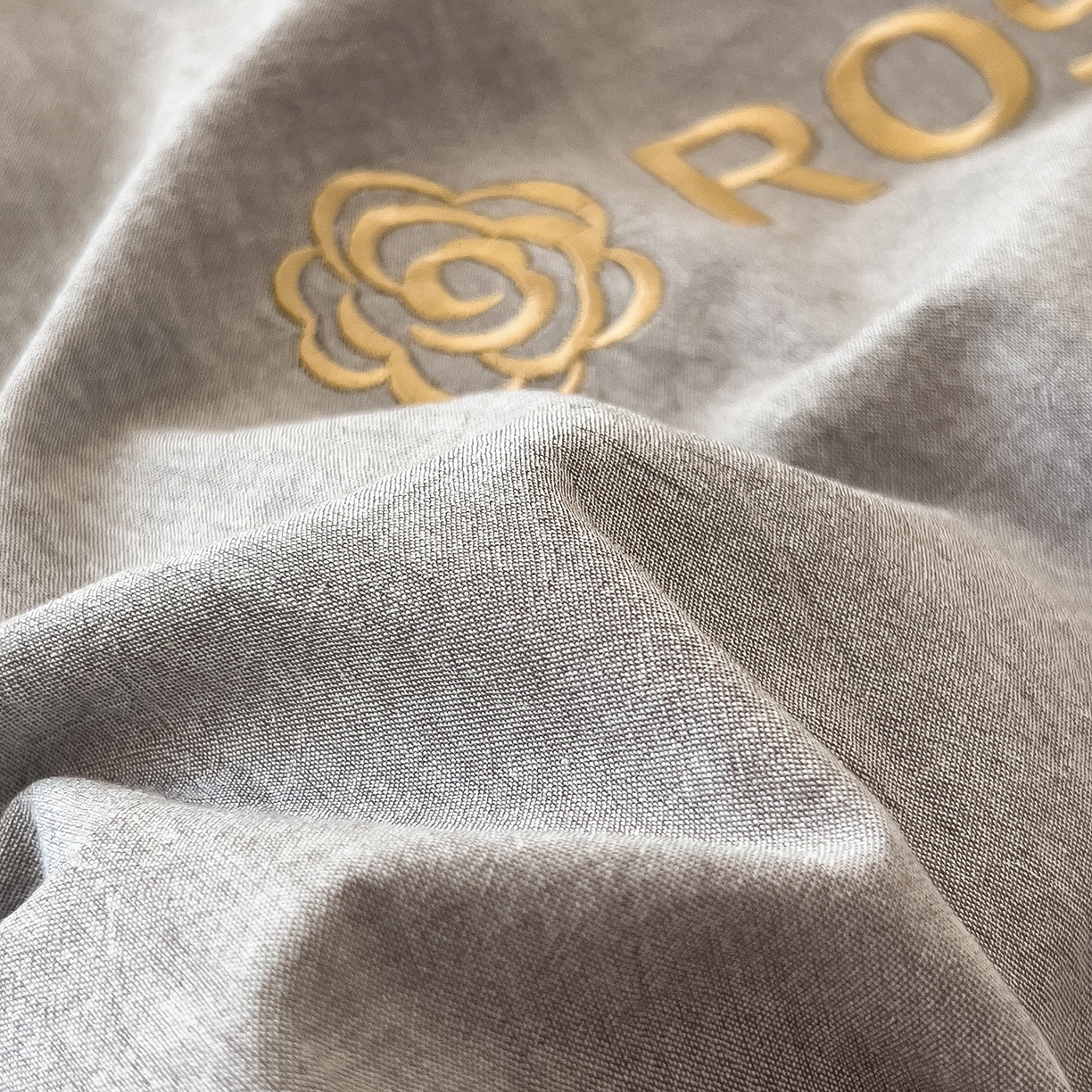 91家纺网 家纺一手货源 找家纺 芃成家纺 2025新款A类全棉色织水洗棉纽扣绣花四件套 纽扣款-浅灰拼卡其