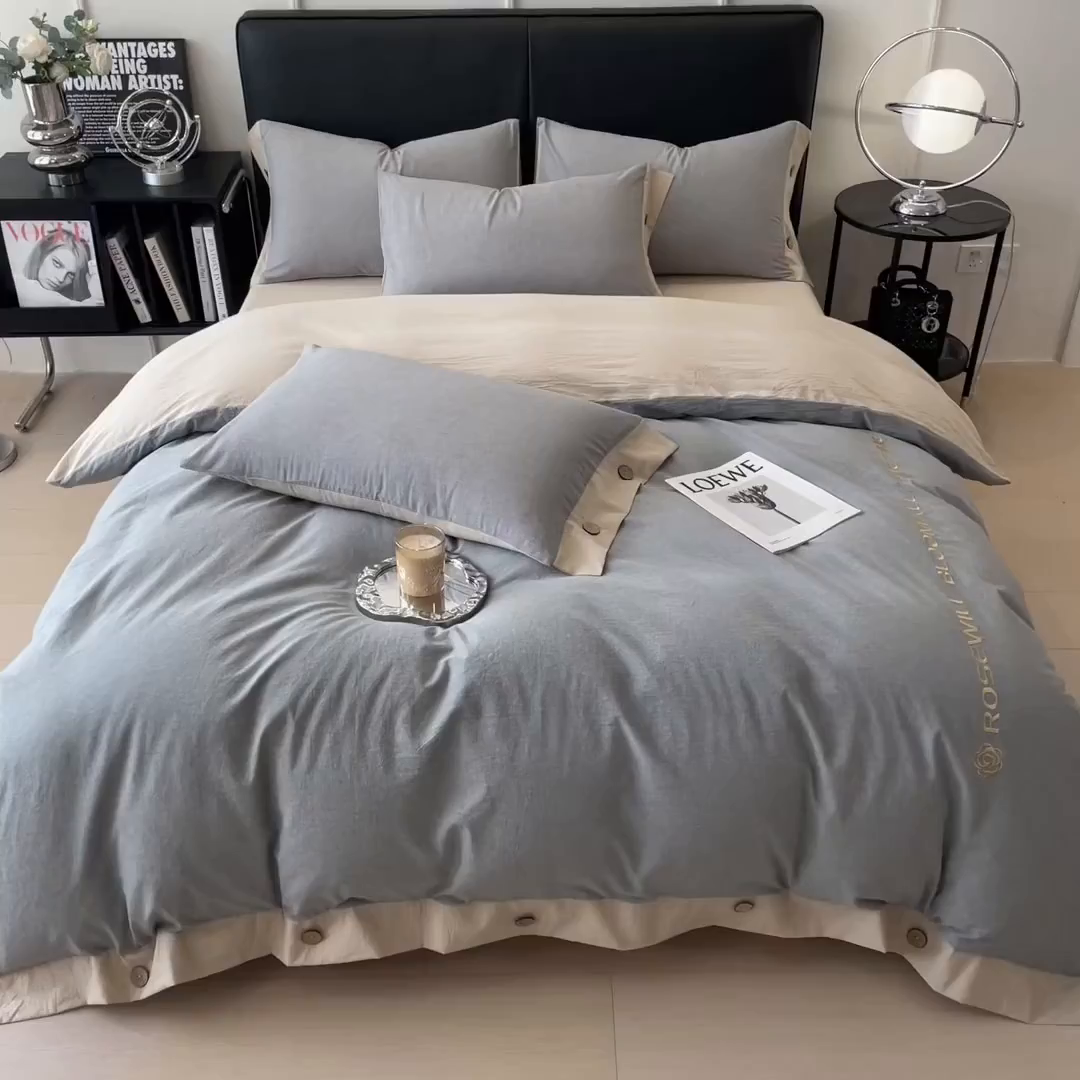 91家纺网 家纺一手货源 找家纺 芃成家纺 2025新款A类全棉色织水洗棉纽扣绣花四件套 纽扣款-浅灰拼卡其