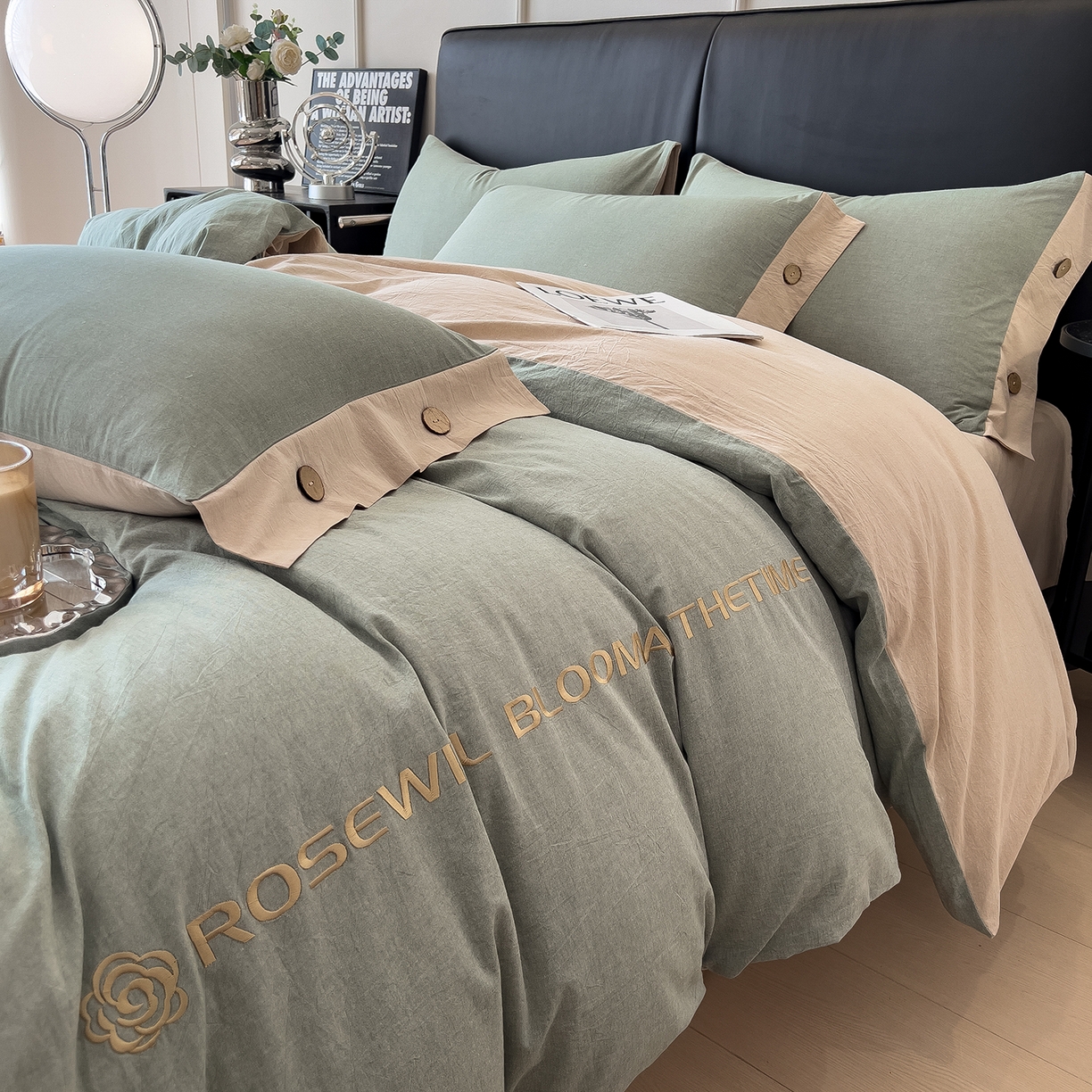 91家纺网 家纺一手货源 找家纺 芃成家纺 2025新款A类全棉色织水洗棉纽扣绣花四件套 纽扣款-浅蓝拼卡其