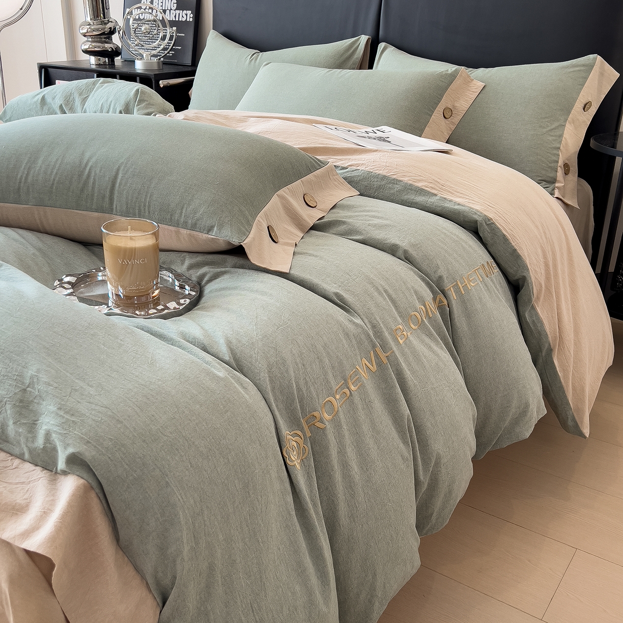 91家纺网 家纺一手货源 找家纺 芃成家纺 2025新款A类全棉色织水洗棉纽扣绣花四件套 纽扣款-浅蓝拼卡其