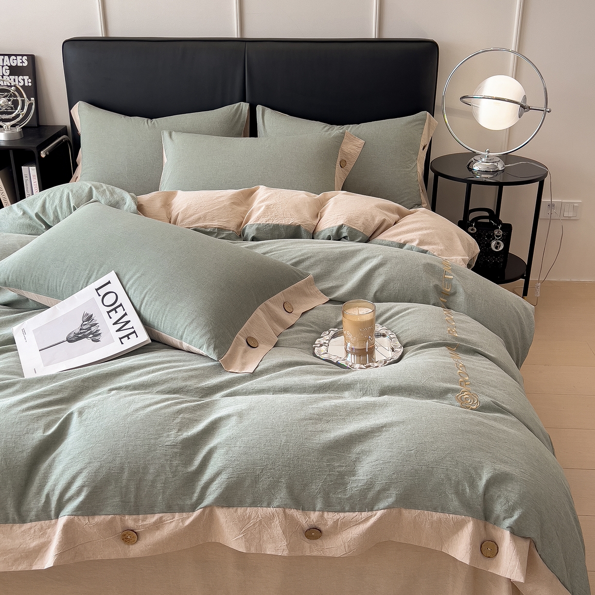 91家纺网 家纺一手货源 找家纺 芃成家纺 2025新款A类全棉色织水洗棉纽扣绣花四件套 纽扣款-浅蓝拼卡其