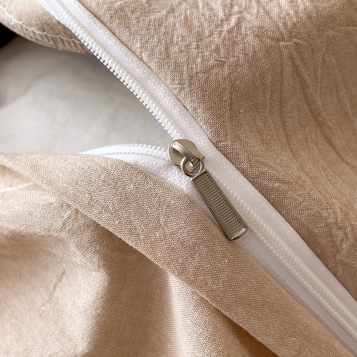 91家纺网 家纺一手货源 找家纺 芃成家纺 2025新款A类全棉色织水洗棉纽扣绣花四件套 纽扣款-浅蓝拼卡其