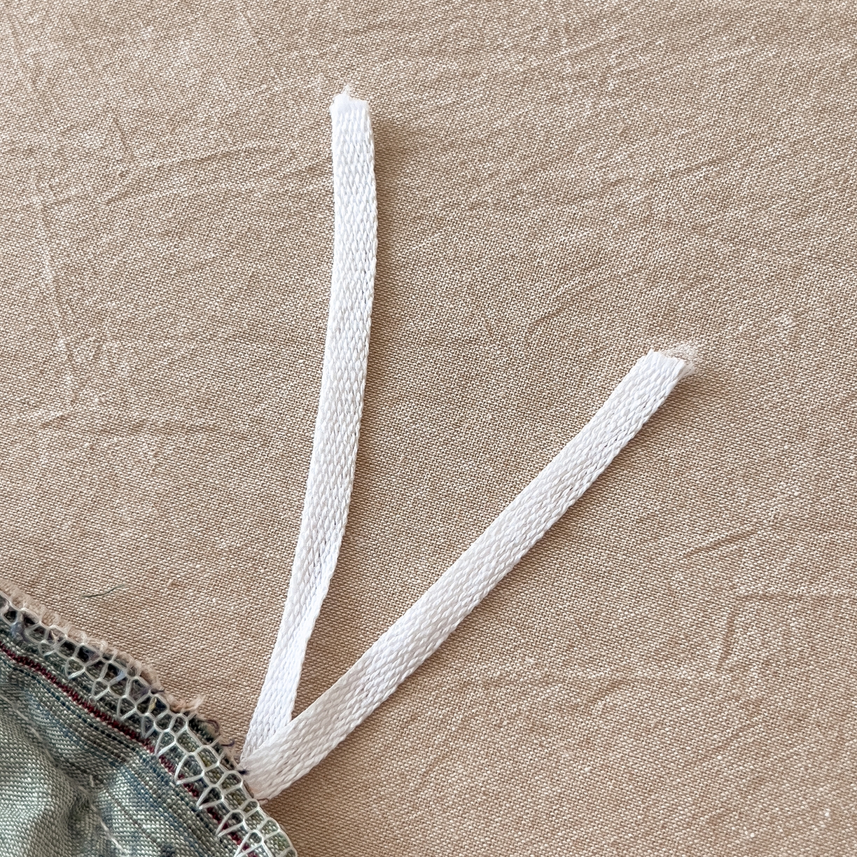 91家纺网 家纺一手货源 找家纺 芃成家纺 2025新款A类全棉色织水洗棉纽扣绣花四件套 纽扣款-浅蓝拼卡其