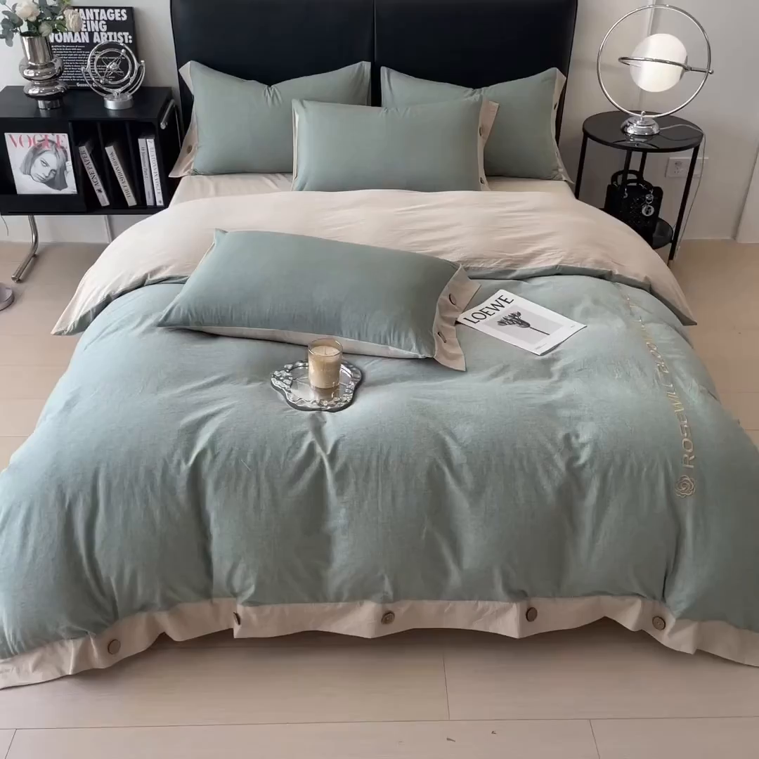 91家纺网 家纺一手货源 找家纺 芃成家纺 2025新款A类全棉色织水洗棉纽扣绣花四件套 纽扣款-浅蓝拼卡其