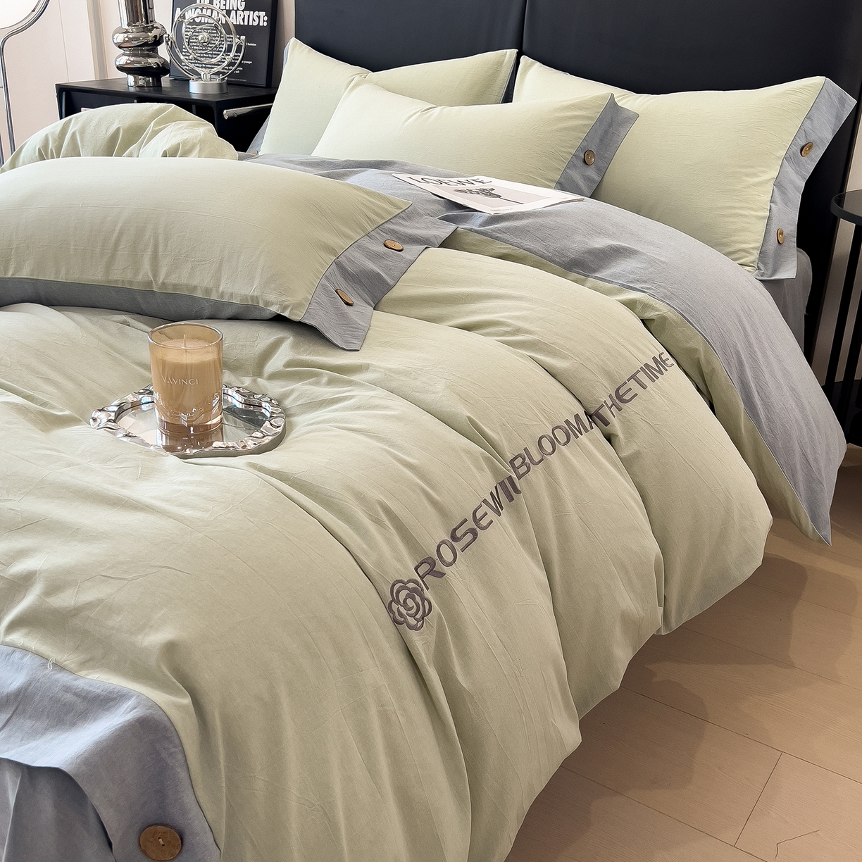 91家纺网 家纺一手货源 找家纺 芃成家纺 2025新款A类全棉色织水洗棉纽扣绣花四件套 纽扣款-浅绿拼浅灰