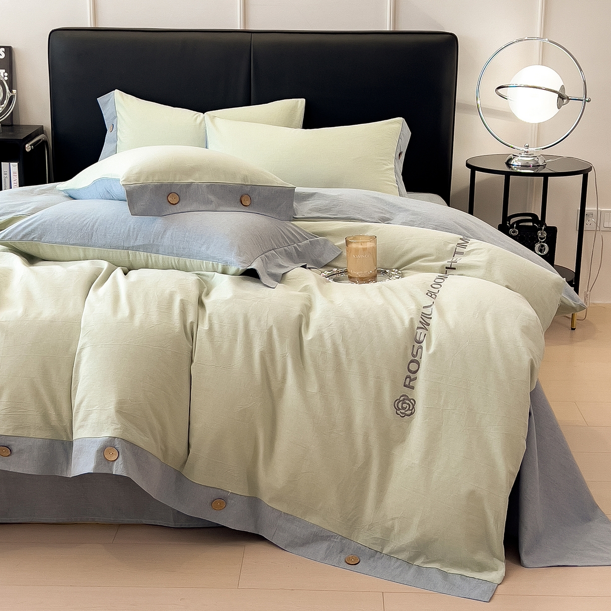 91家纺网 家纺一手货源 找家纺 芃成家纺 2025新款A类全棉色织水洗棉纽扣绣花四件套 纽扣款-浅绿拼浅灰