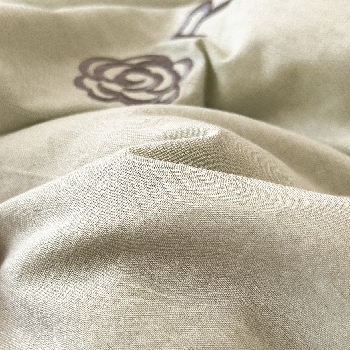 91家纺网 家纺一手货源 找家纺 芃成家纺 2025新款A类全棉色织水洗棉纽扣绣花四件套 纽扣款-浅绿拼浅灰