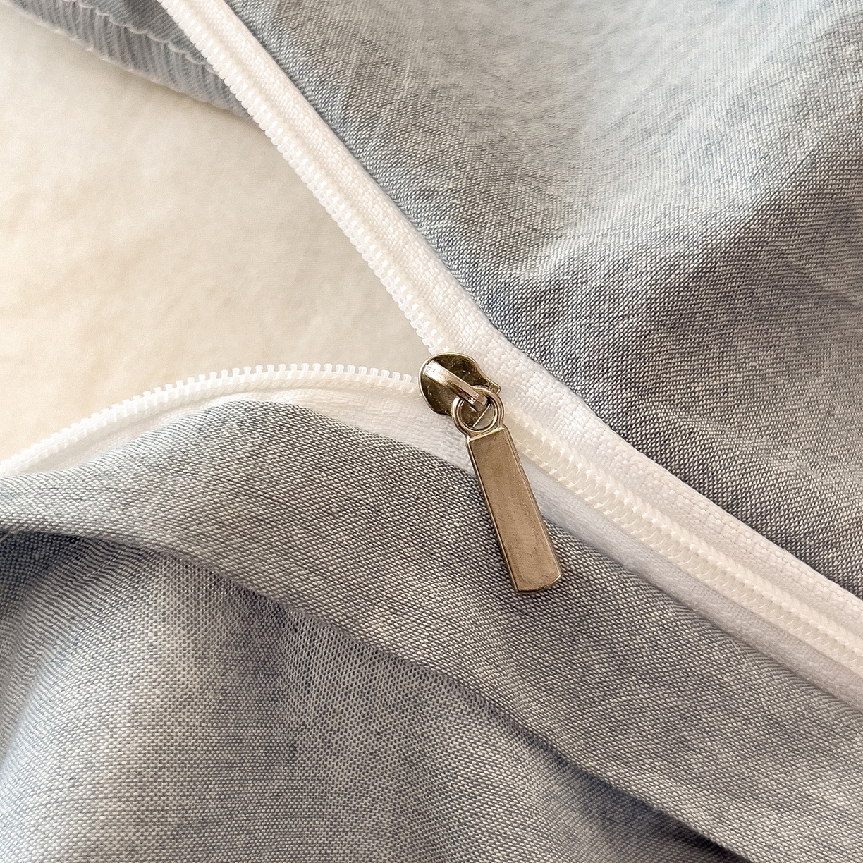 91家纺网 家纺一手货源 找家纺 芃成家纺 2025新款A类全棉色织水洗棉纽扣绣花四件套 纽扣款-浅绿拼浅灰