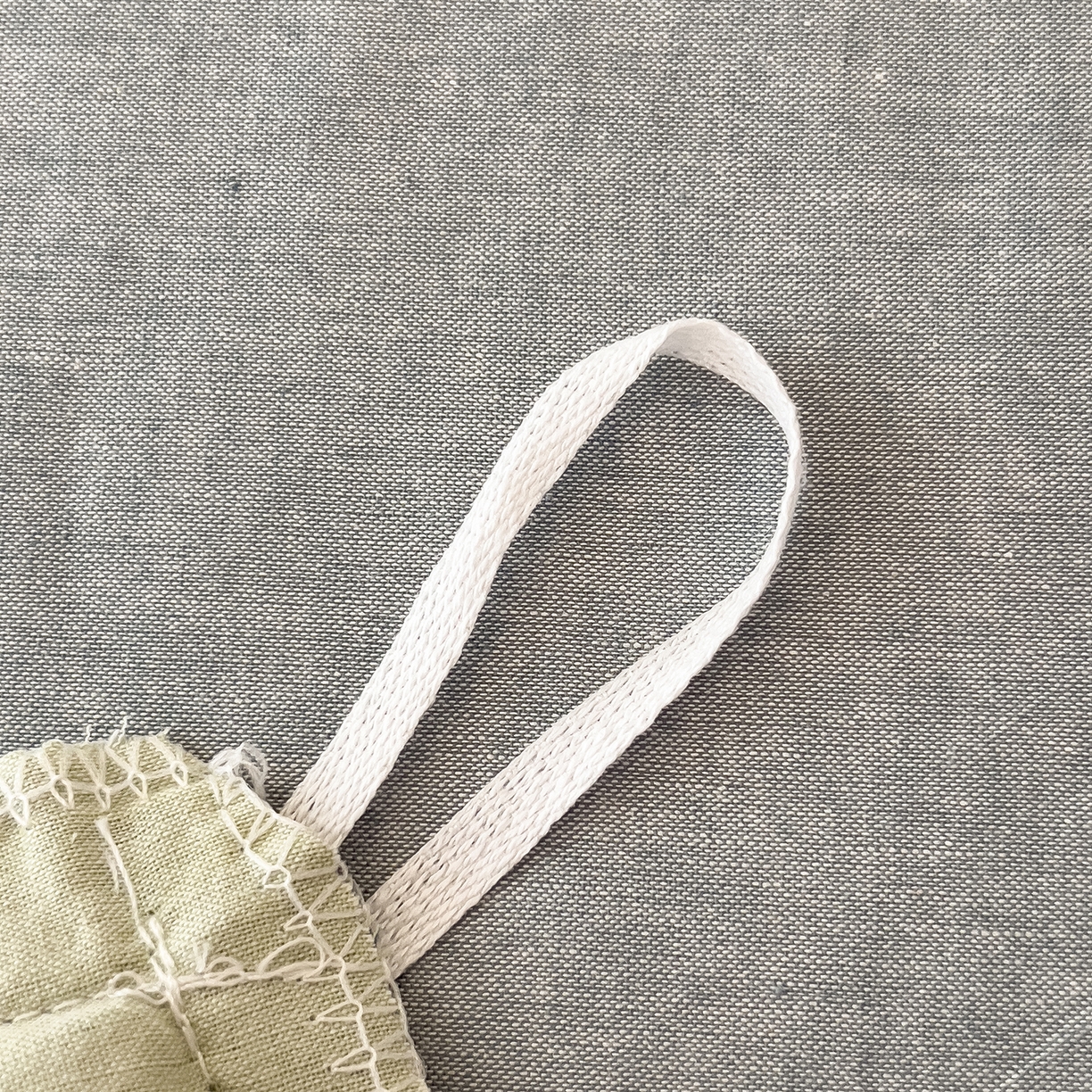 91家纺网 家纺一手货源 找家纺 芃成家纺 2025新款A类全棉色织水洗棉纽扣绣花四件套 纽扣款-浅绿拼浅灰