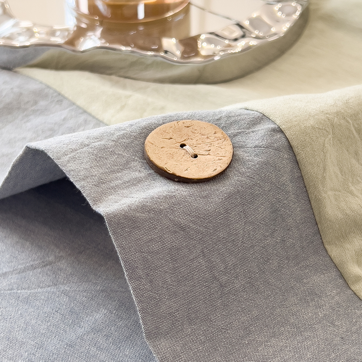 91家纺网 家纺一手货源 找家纺 芃成家纺 2025新款A类全棉色织水洗棉纽扣绣花四件套 纽扣款-浅绿拼浅灰