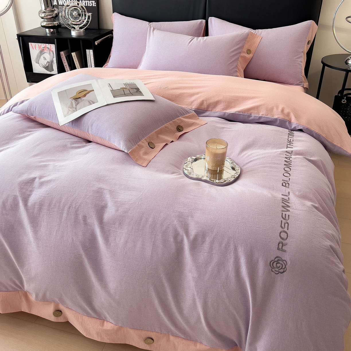 91家纺网 家纺一手货源 找家纺 芃成家纺 2025新款A类全棉色织水洗棉纽扣绣花四件套 纽扣款-浅紫拼浅粉