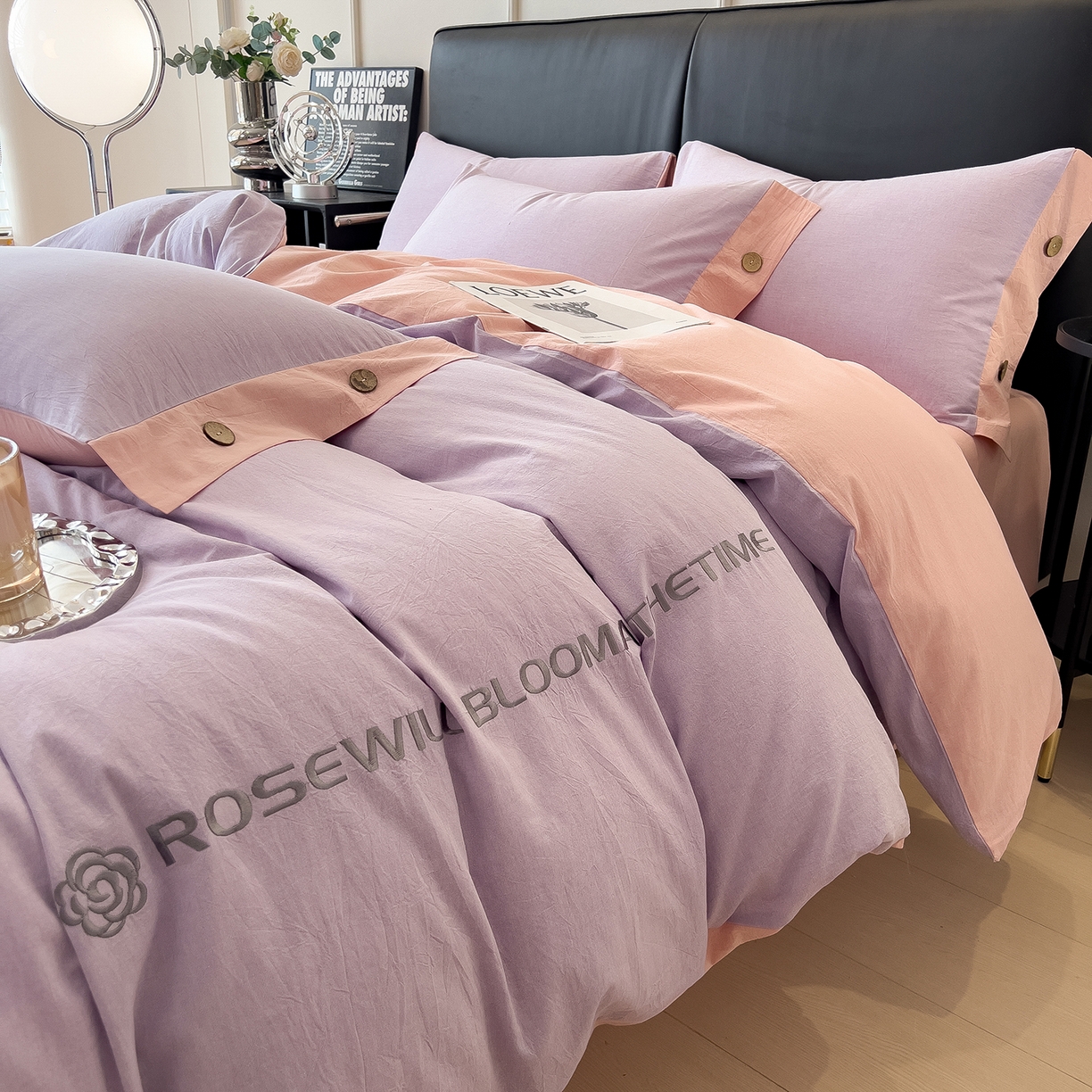 91家纺网 家纺一手货源 找家纺 芃成家纺 2025新款A类全棉色织水洗棉纽扣绣花四件套 纽扣款-浅紫拼浅粉