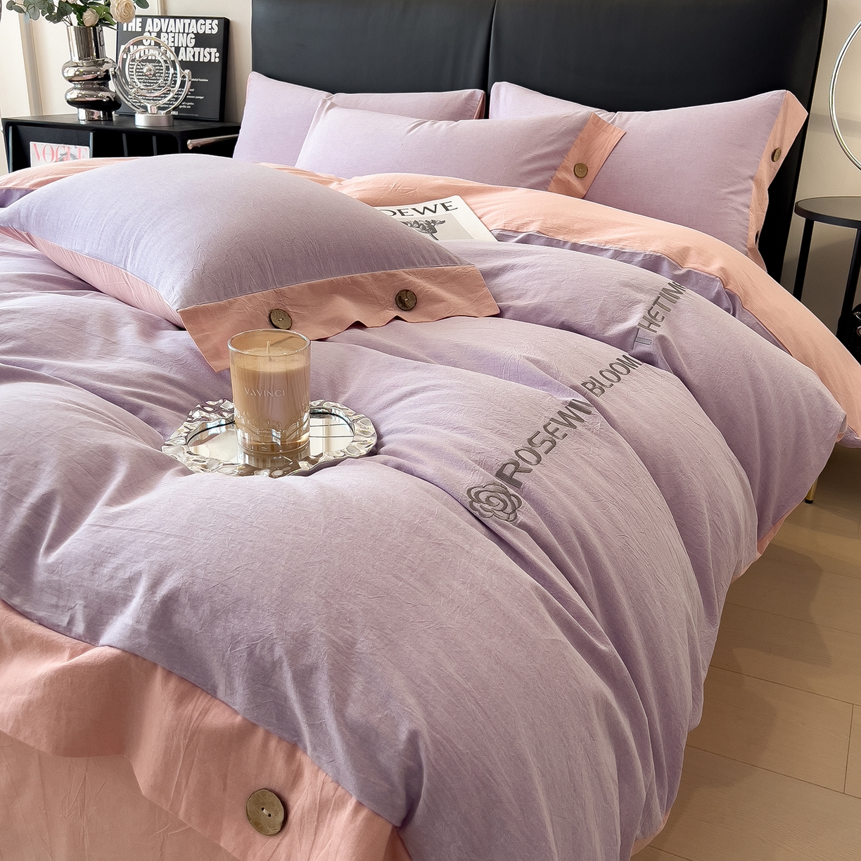 91家纺网 家纺一手货源 找家纺 芃成家纺 2025新款A类全棉色织水洗棉纽扣绣花四件套 纽扣款-浅紫拼浅粉