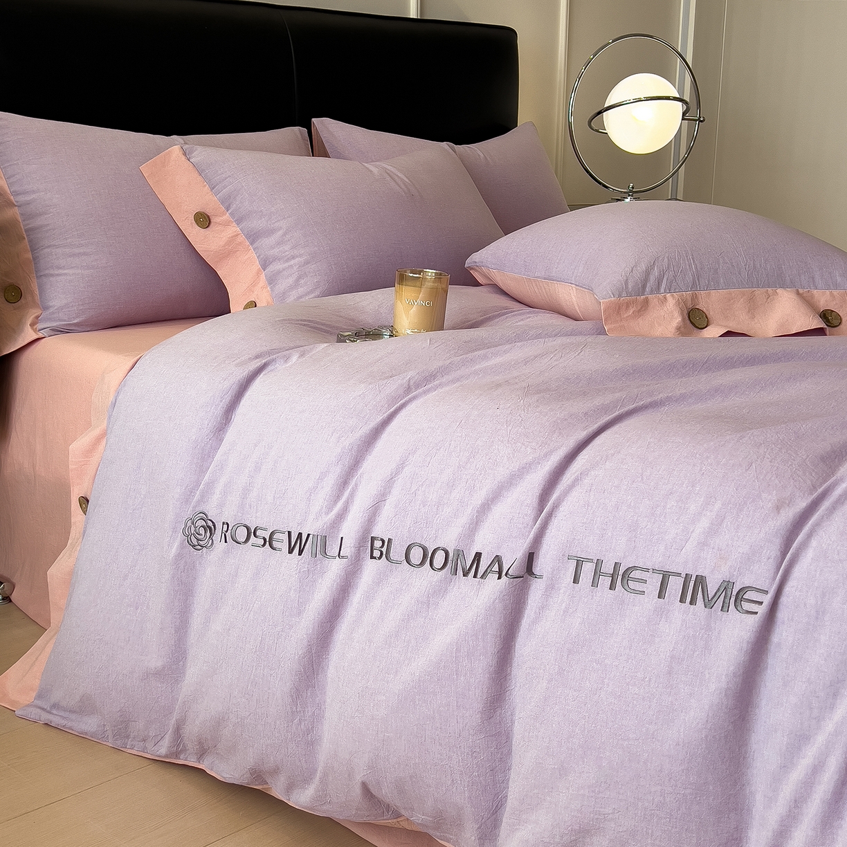 91家纺网 家纺一手货源 找家纺 芃成家纺 2025新款A类全棉色织水洗棉纽扣绣花四件套 纽扣款-浅紫拼浅粉