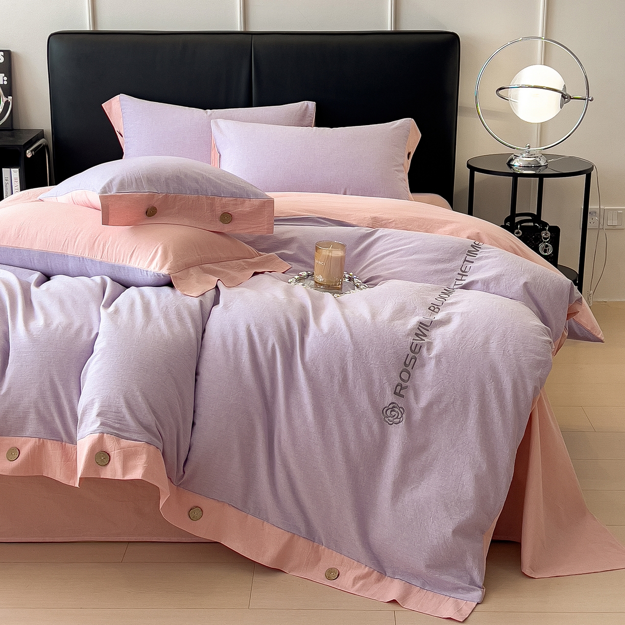 91家纺网 家纺一手货源 找家纺 芃成家纺 2025新款A类全棉色织水洗棉纽扣绣花四件套 纽扣款-浅紫拼浅粉