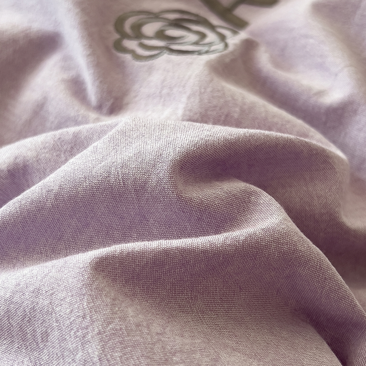 91家纺网 家纺一手货源 找家纺 芃成家纺 2025新款A类全棉色织水洗棉纽扣绣花四件套 纽扣款-浅紫拼浅粉