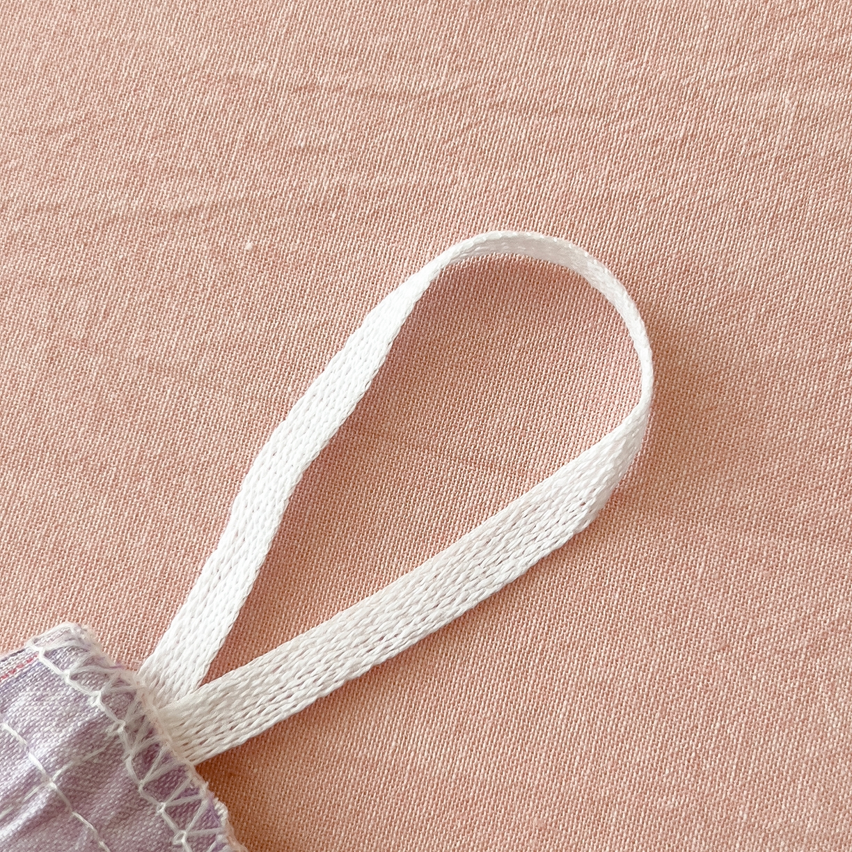 91家纺网 家纺一手货源 找家纺 芃成家纺 2025新款A类全棉色织水洗棉纽扣绣花四件套 纽扣款-浅紫拼浅粉